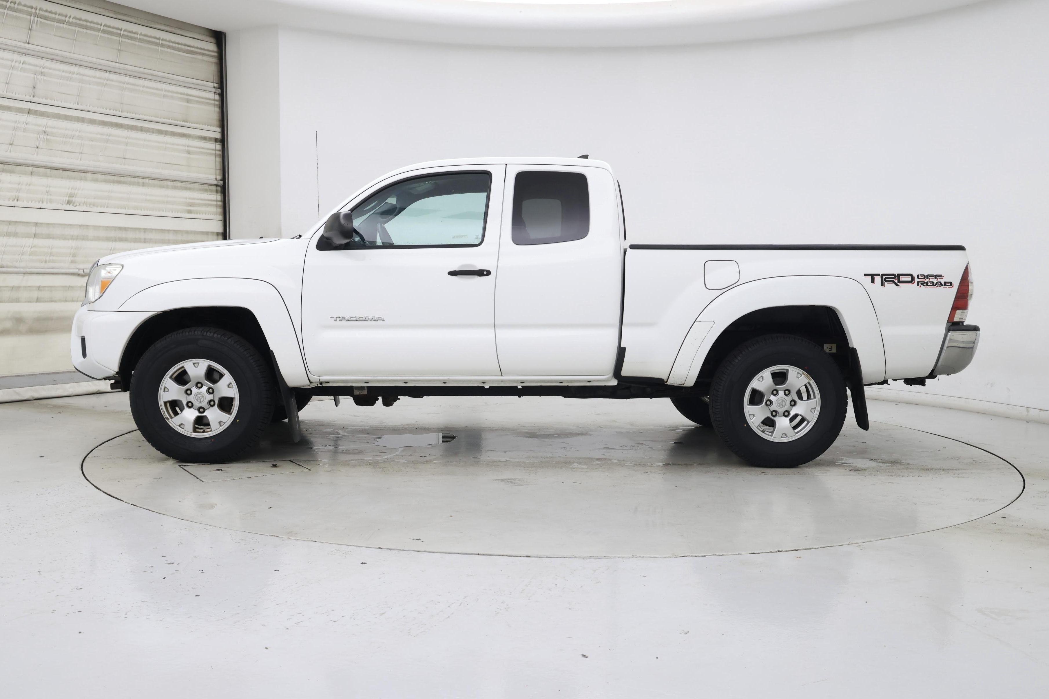 Thumbnail: 2015 Toyota Tacoma - 3