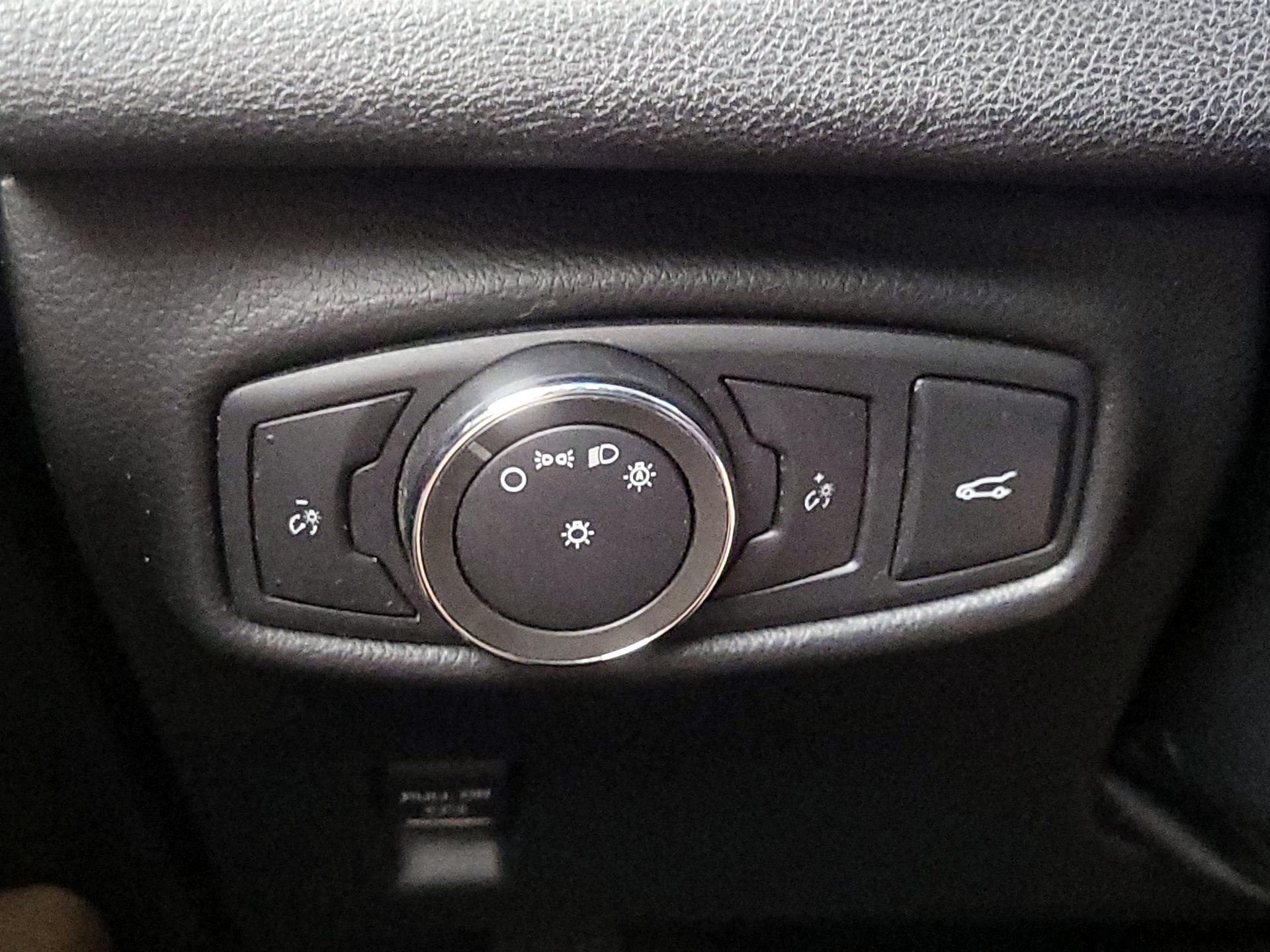 Thumbnail: 2015 Lincoln MKZ - 13