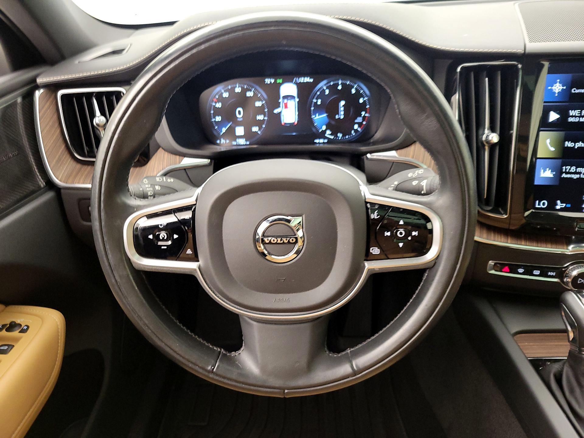 Thumbnail: 2021 Volvo XC60 - 10