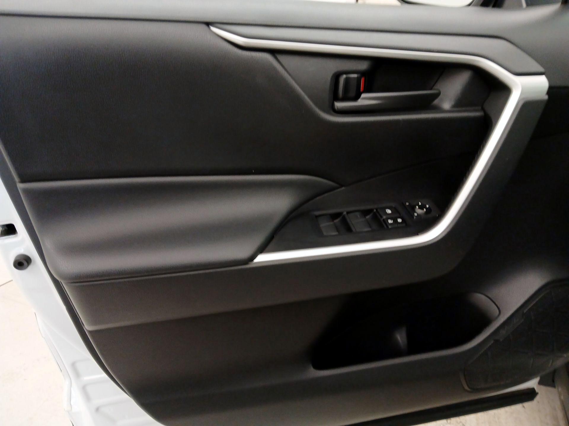 Thumbnail: 2020 Toyota RAV4 - 12