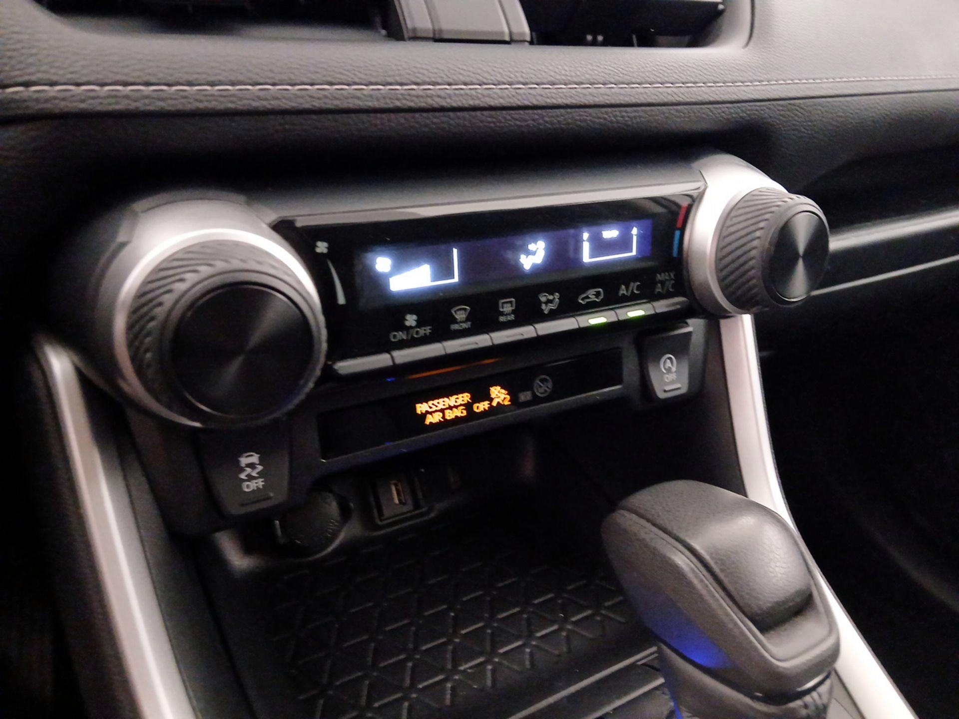 Thumbnail: 2020 Toyota RAV4 - 16