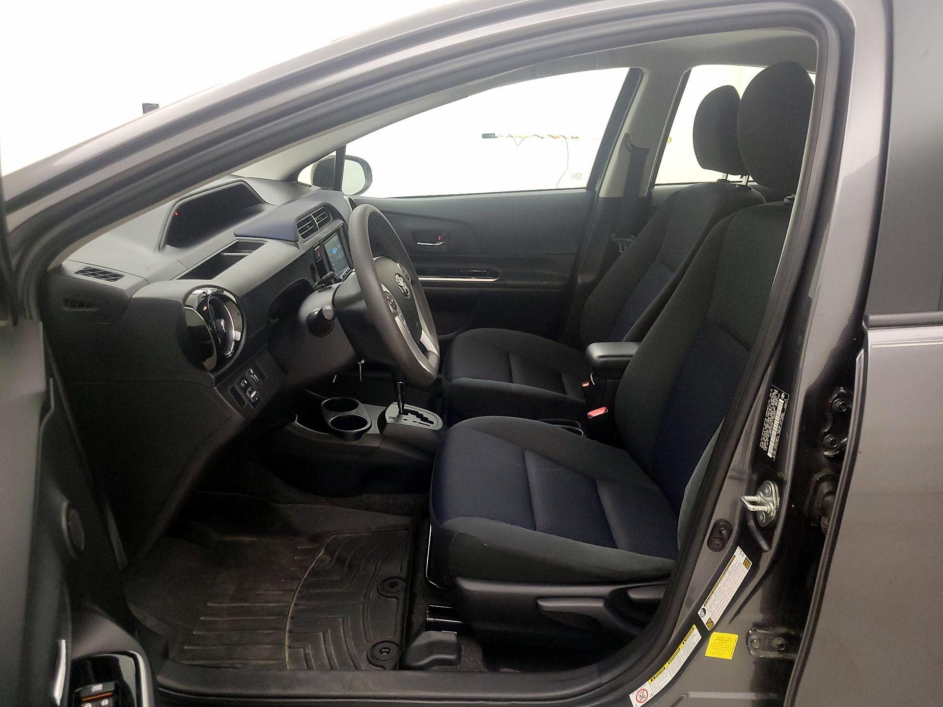 Thumbnail: 2015 Toyota Prius c - 11