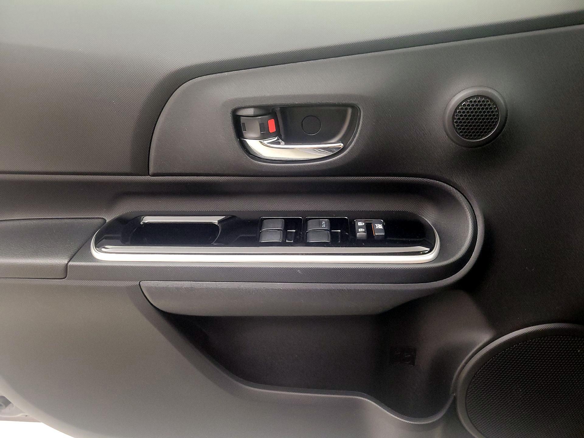 Thumbnail: 2015 Toyota Prius c - 12