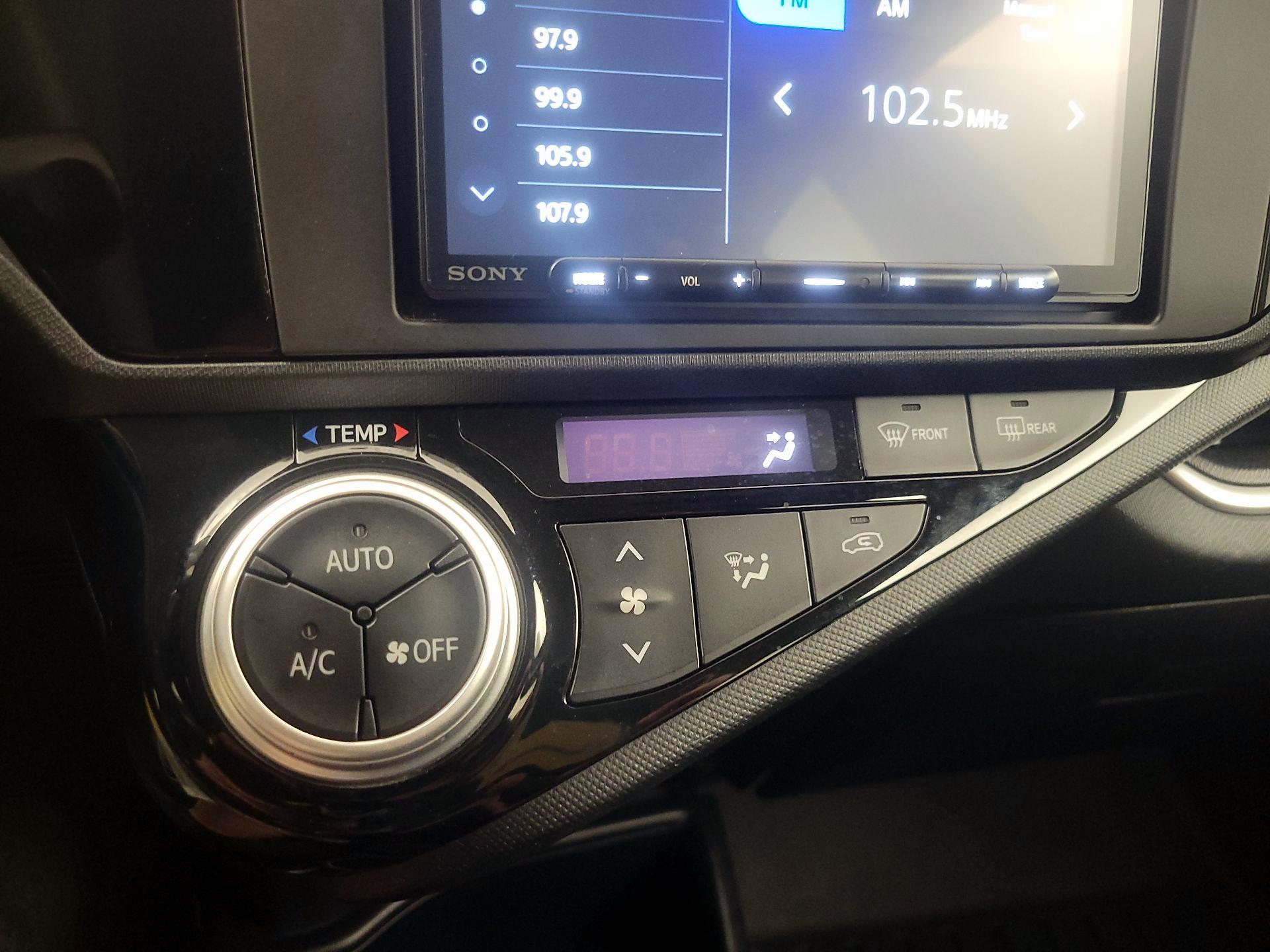 Thumbnail: 2015 Toyota Prius c - 15