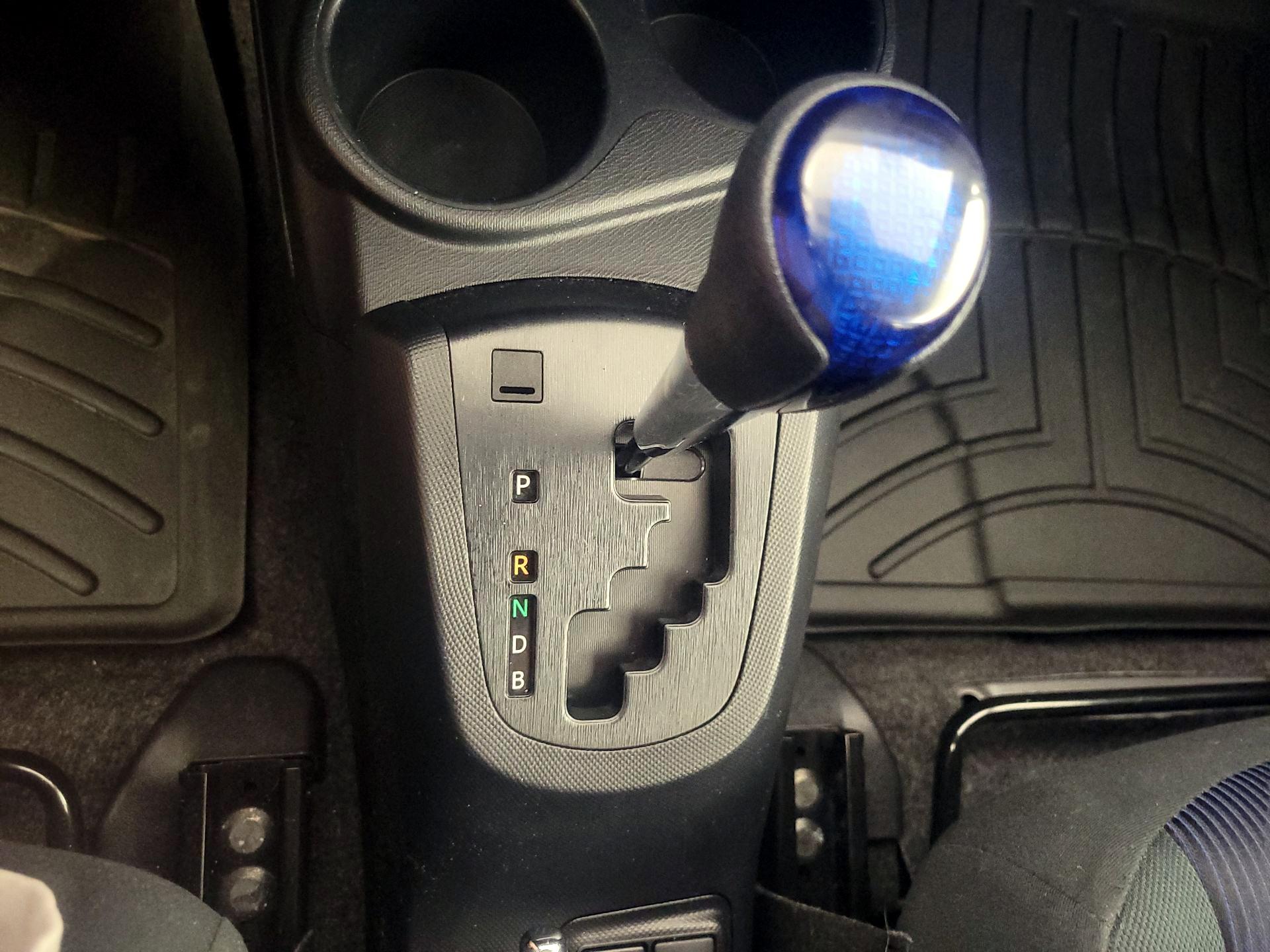 Thumbnail: 2015 Toyota Prius c - 16