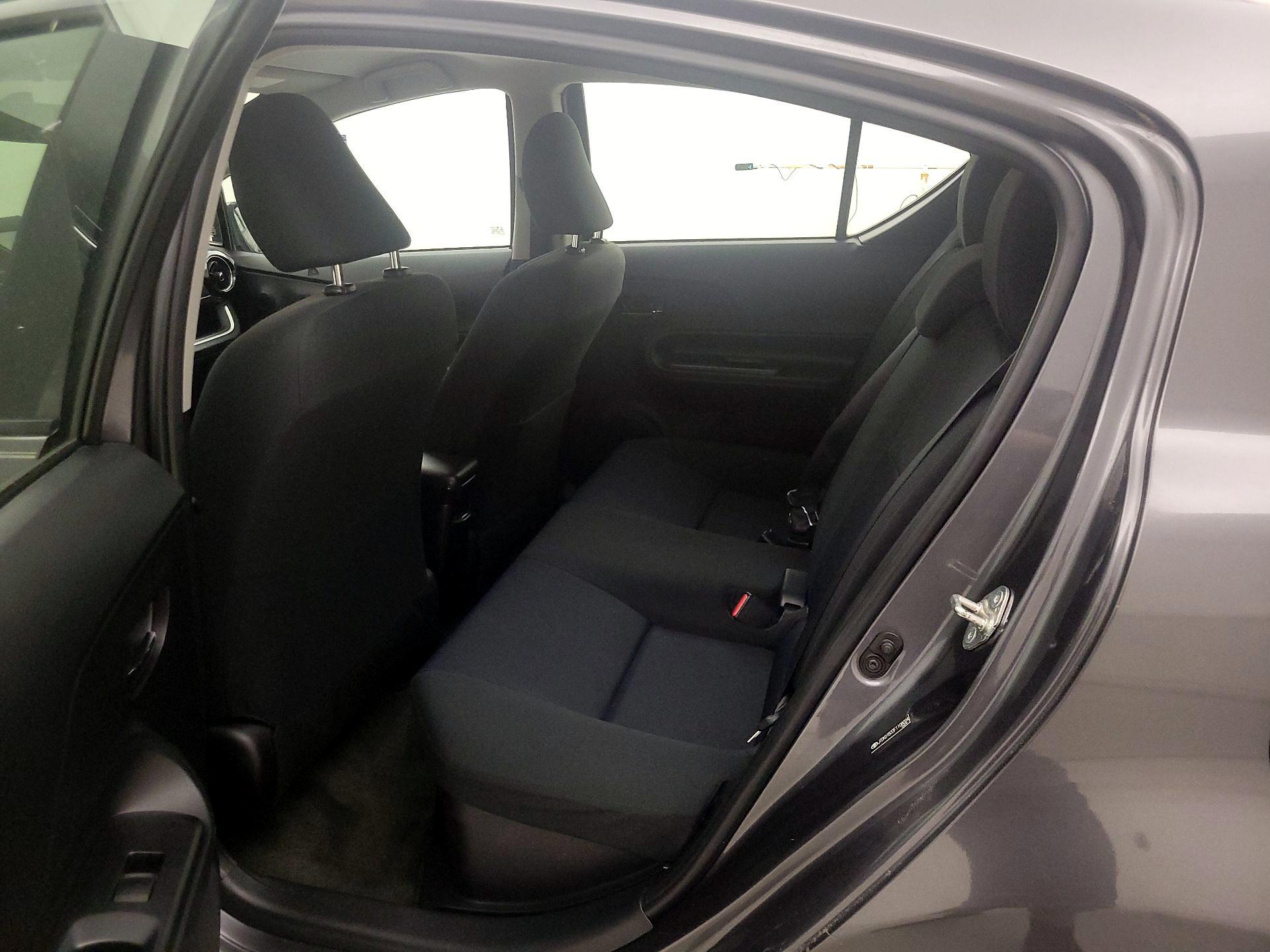 Thumbnail: 2015 Toyota Prius c - 18