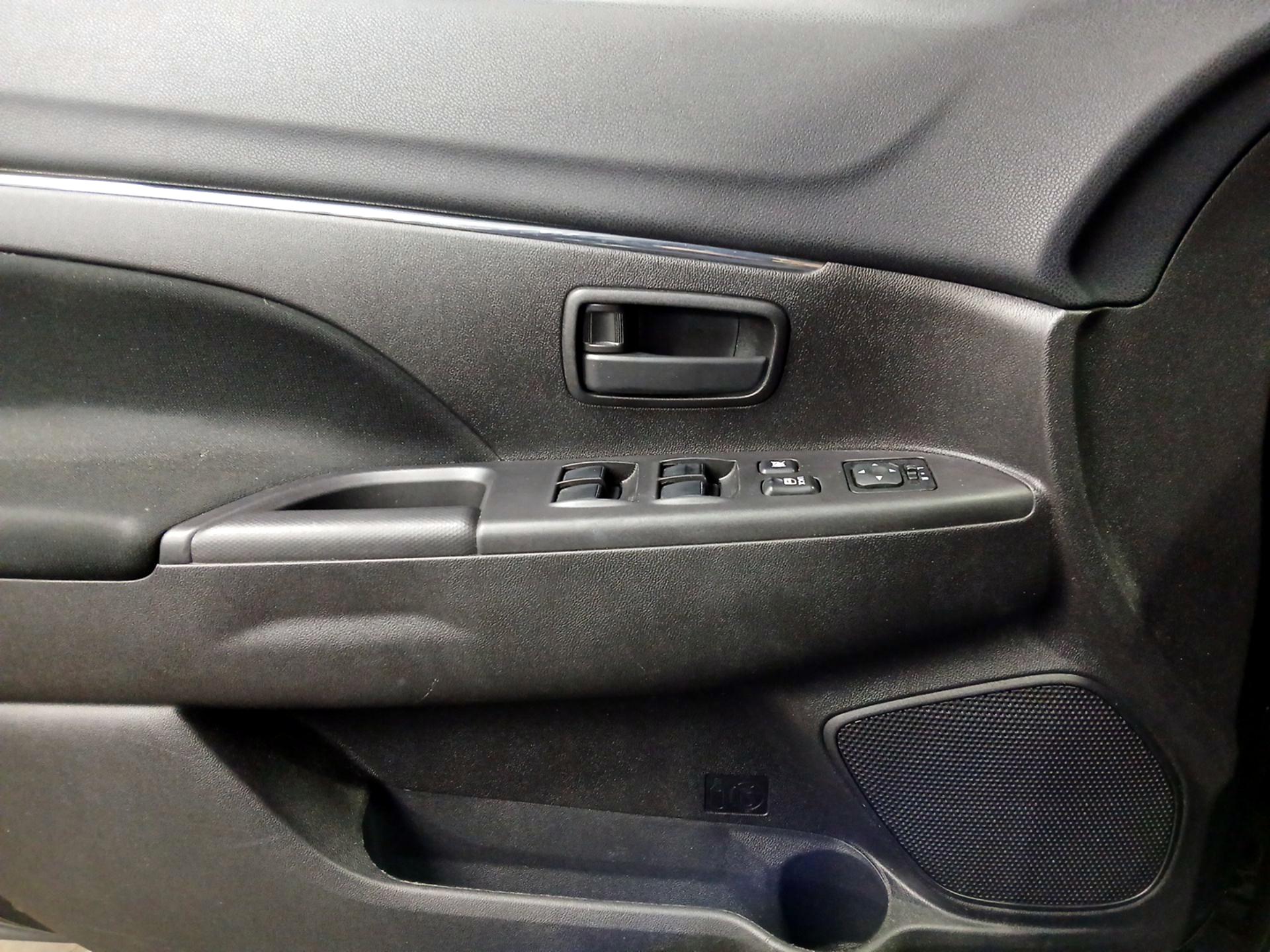 Thumbnail: 2015 Mitsubishi Outlander Sport - 12