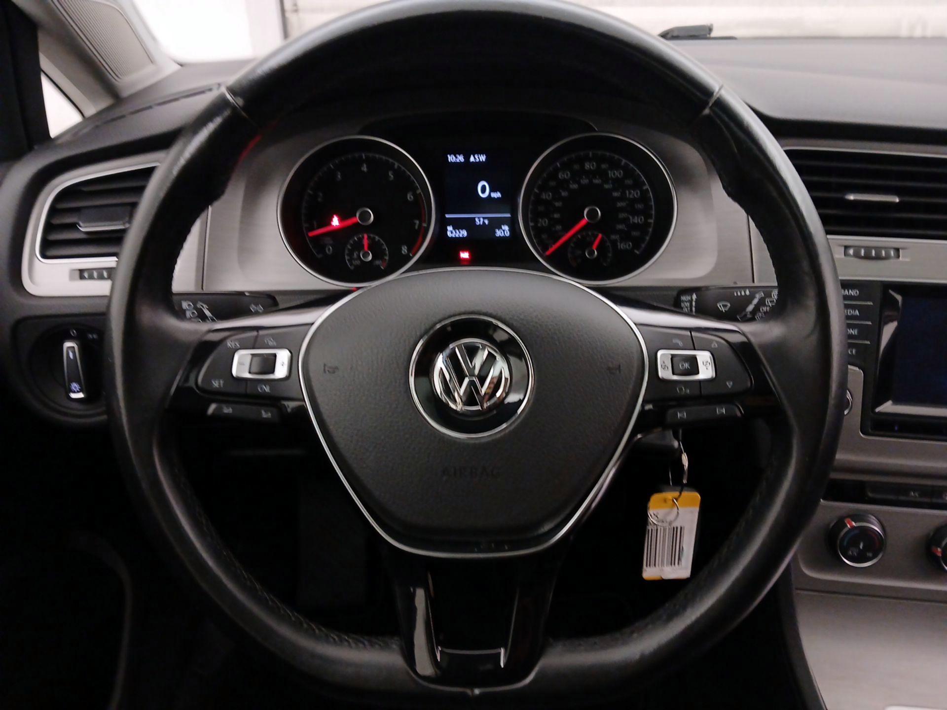 Thumbnail: 2015 Volkswagen Golf - 10