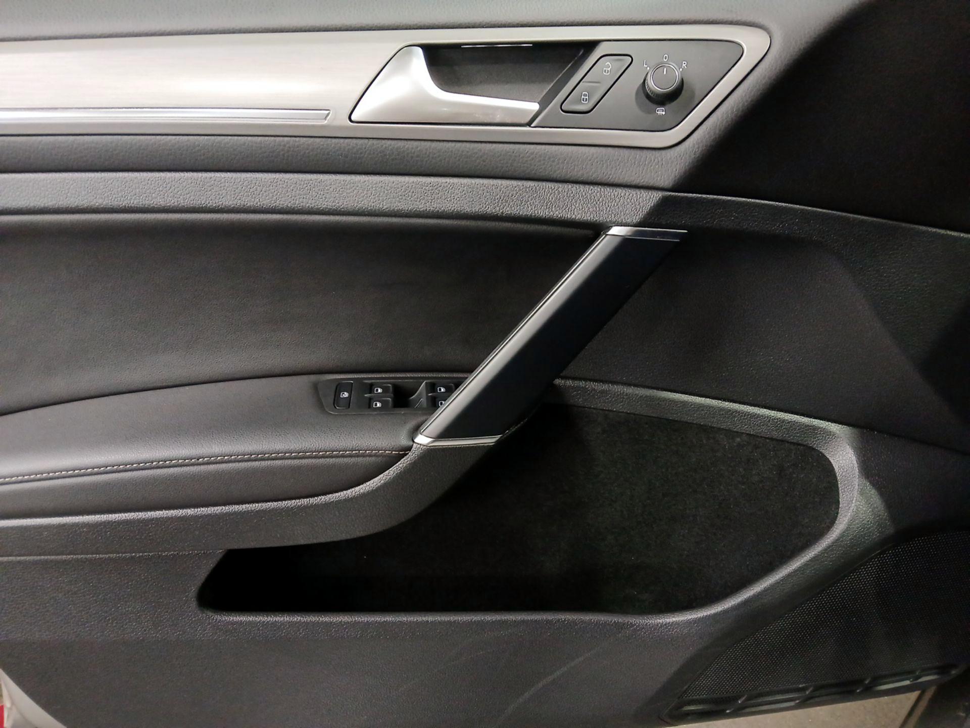Thumbnail: 2015 Volkswagen Golf - 12