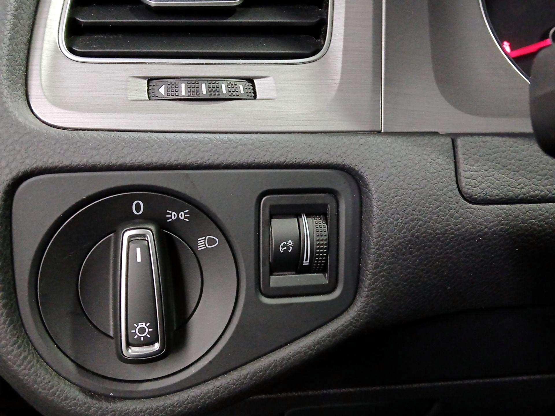 Thumbnail: 2015 Volkswagen Golf - 13