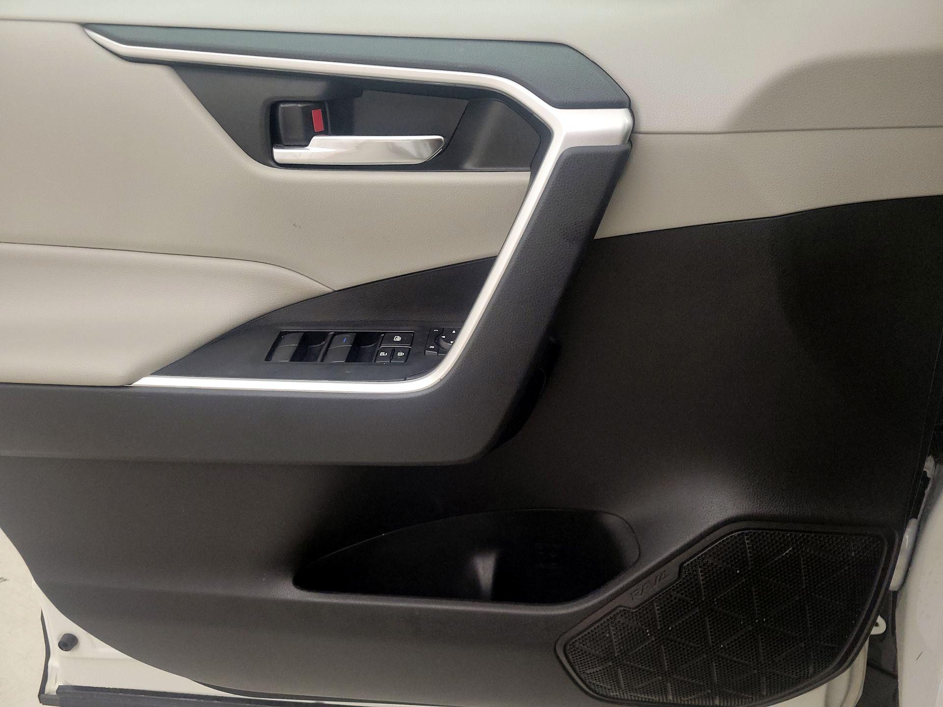 Thumbnail: 2021 Toyota RAV4 - 12