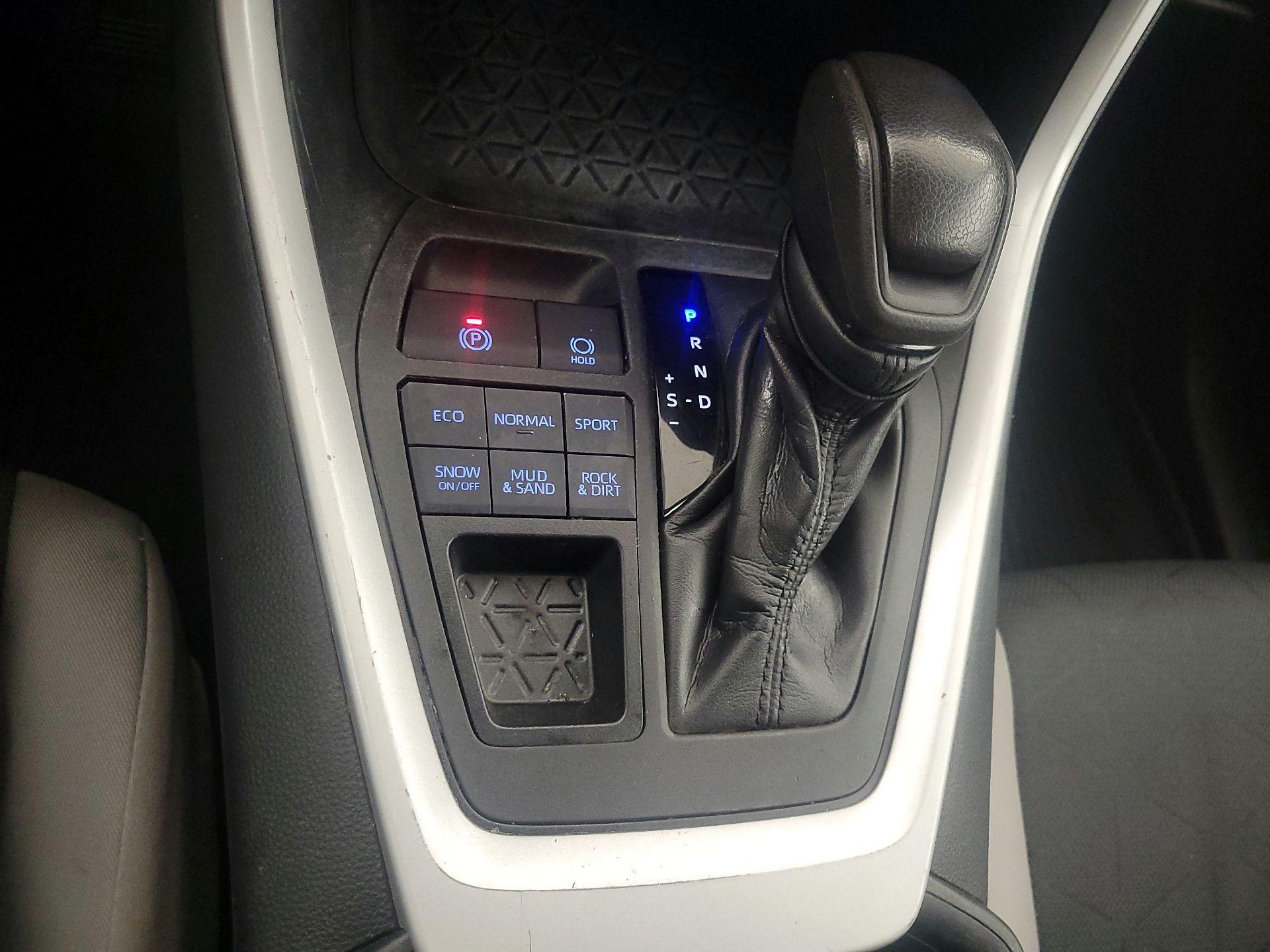 Thumbnail: 2021 Toyota RAV4 - 17