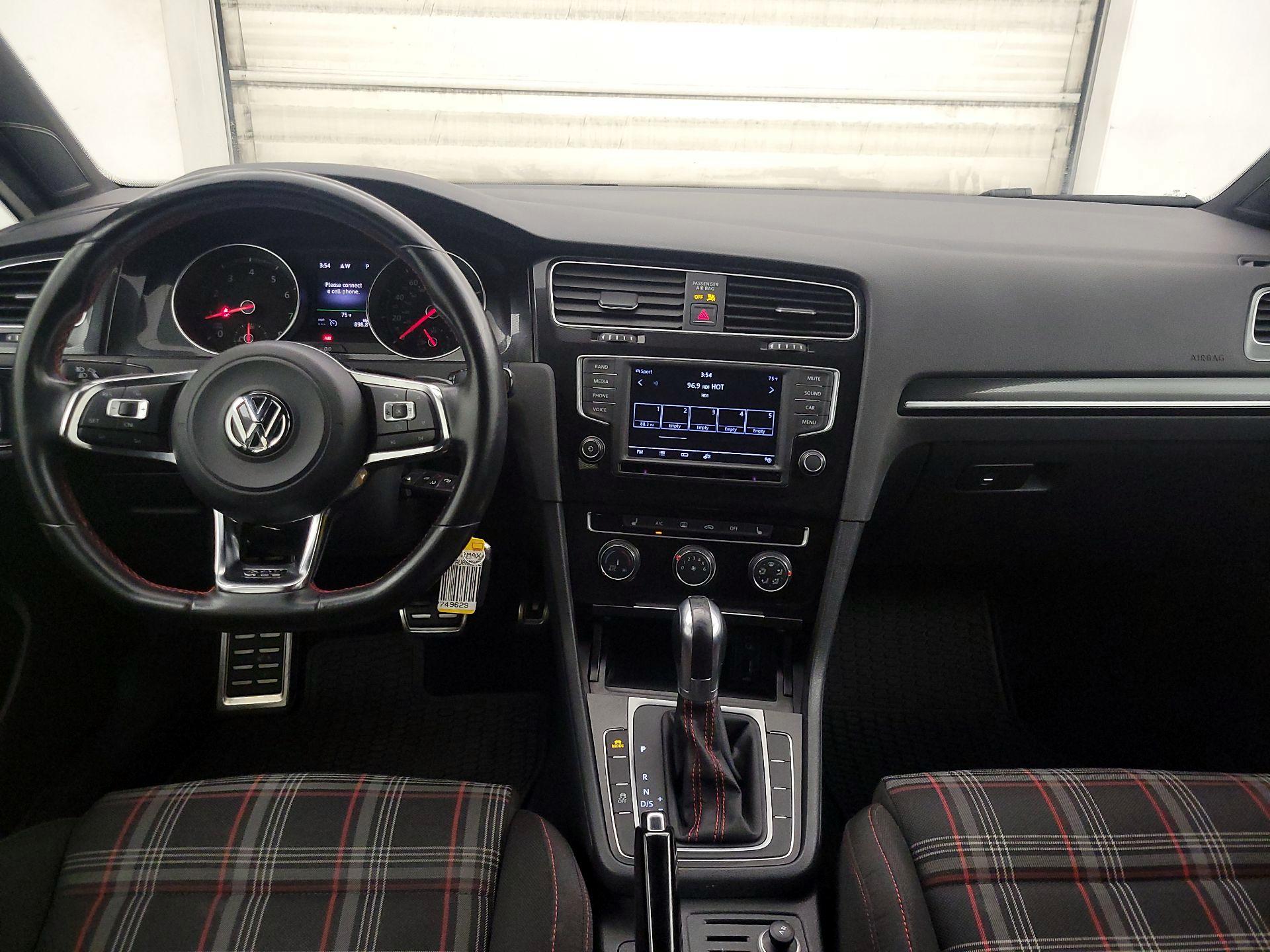 Thumbnail: 2016 Volkswagen Golf - 9