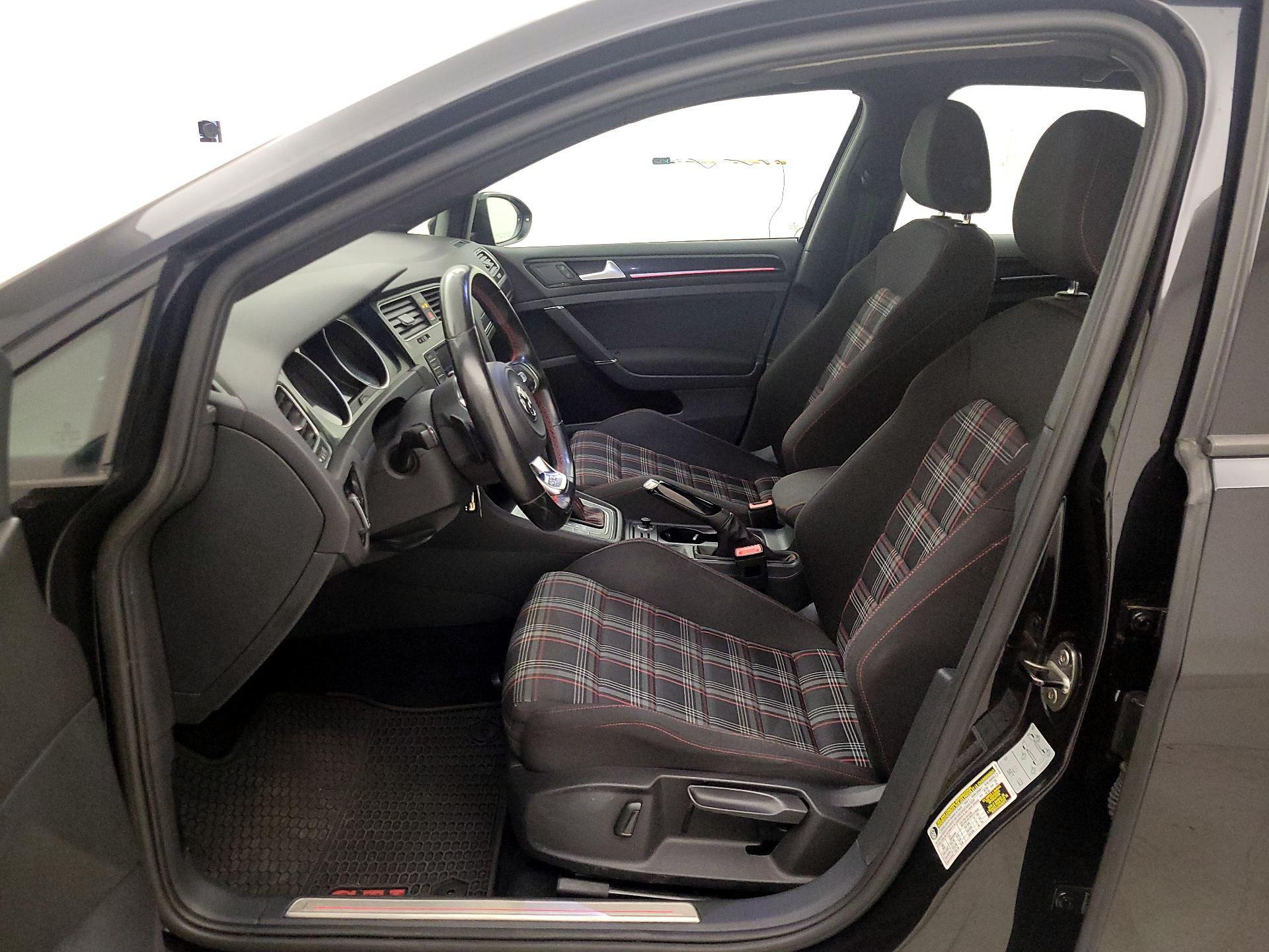 Thumbnail: 2016 Volkswagen Golf - 11