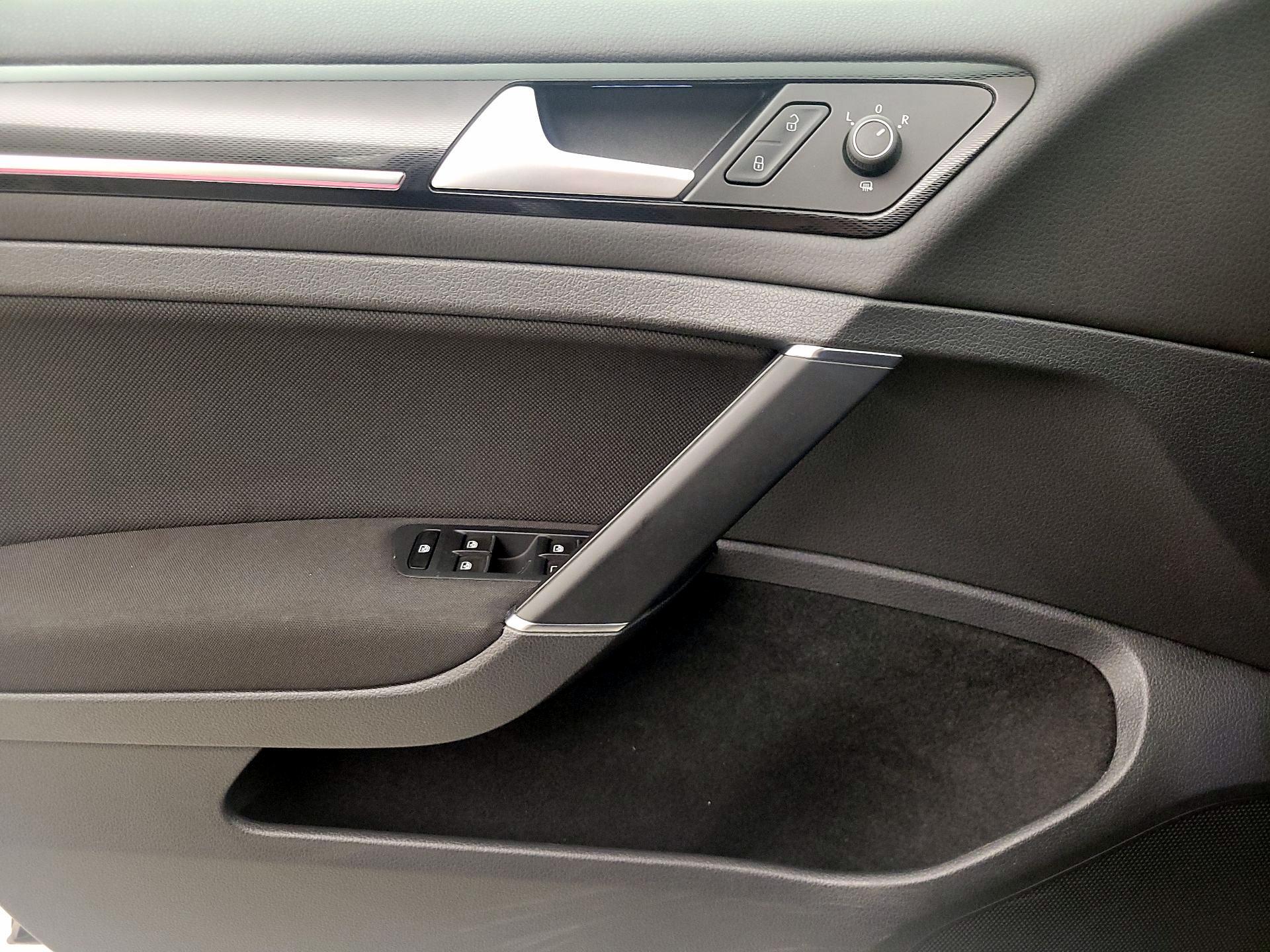 Thumbnail: 2016 Volkswagen Golf - 12