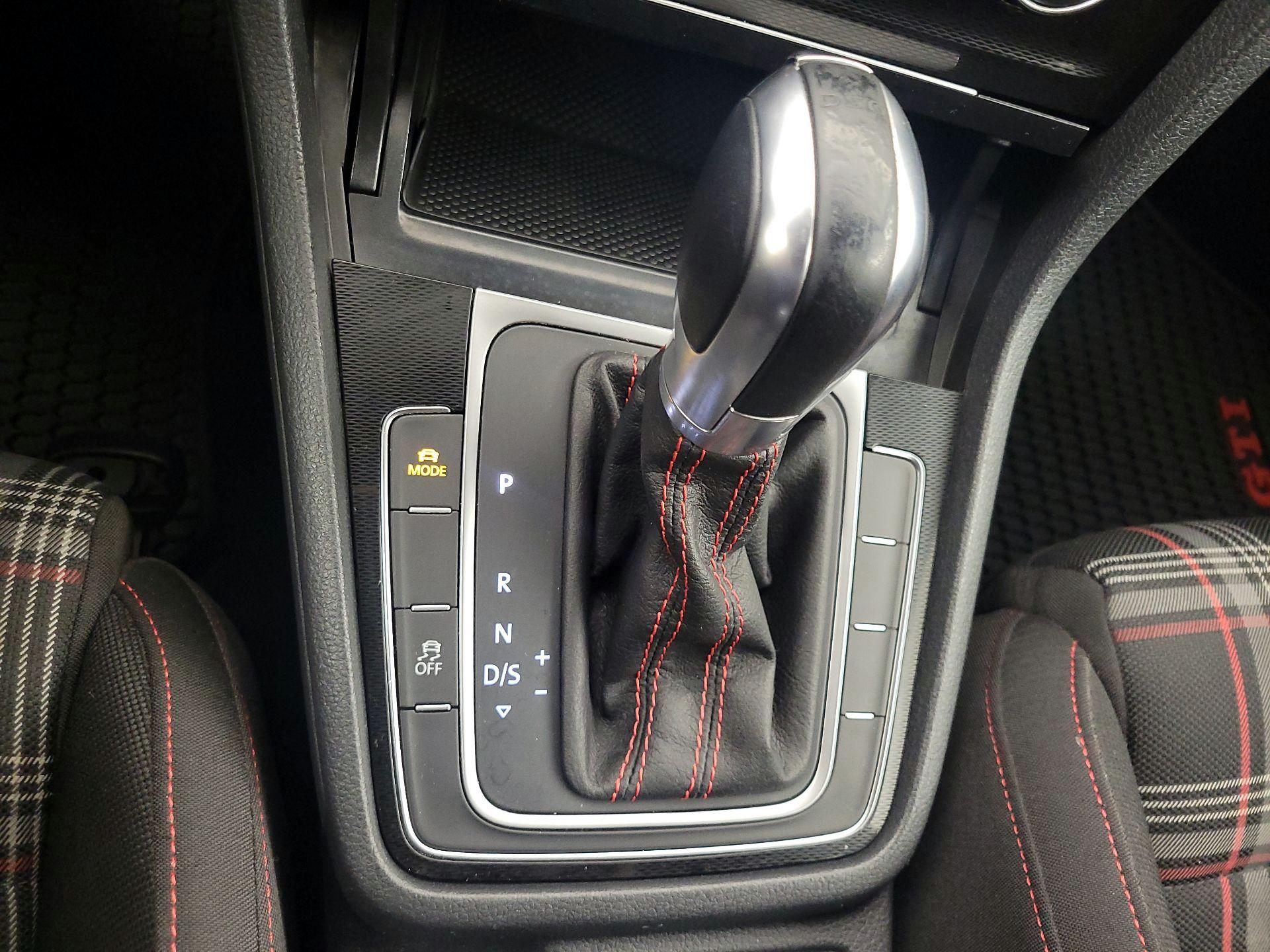 Thumbnail: 2016 Volkswagen Golf - 16