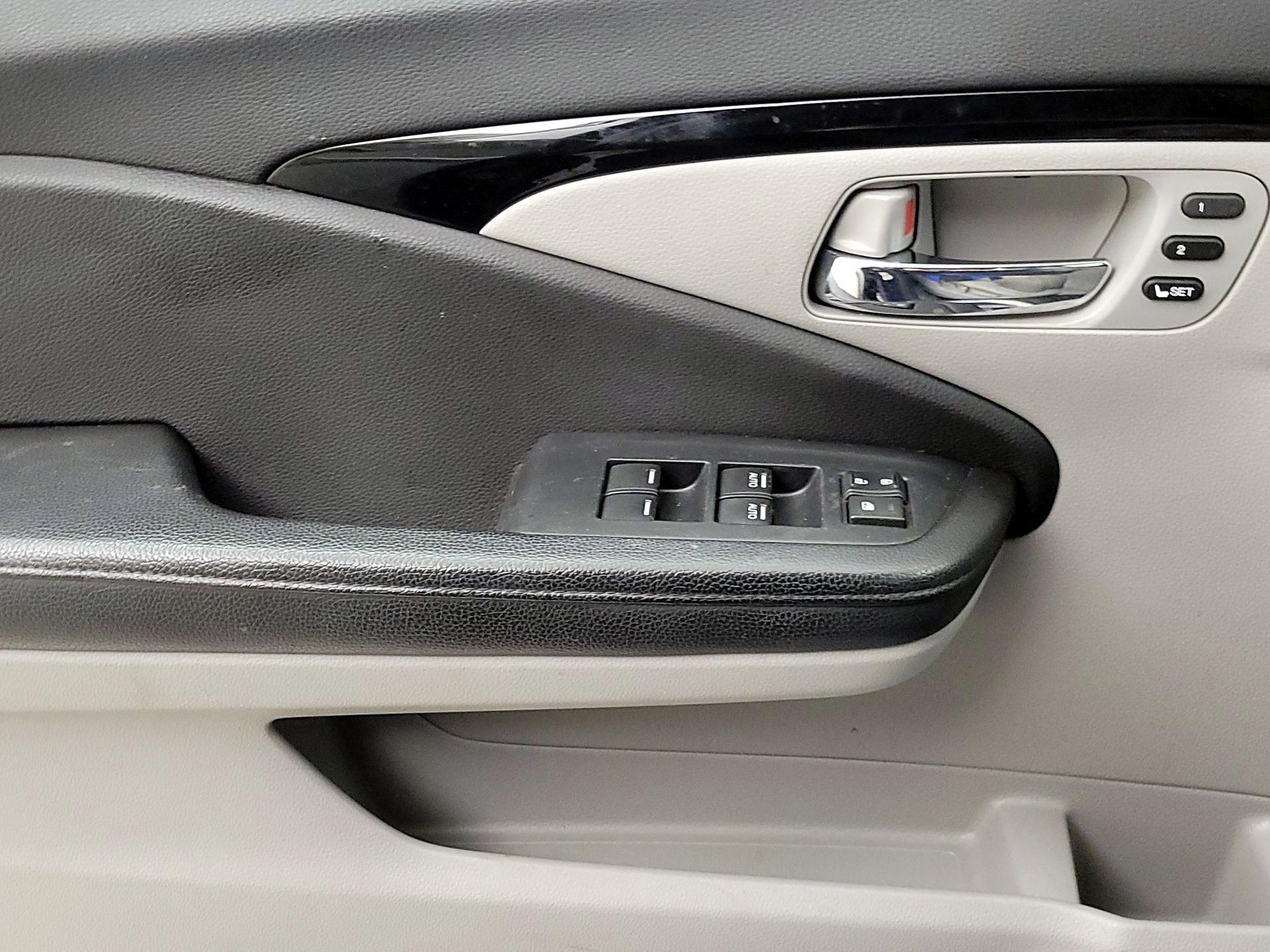 Thumbnail: 2016 Honda Pilot - 10