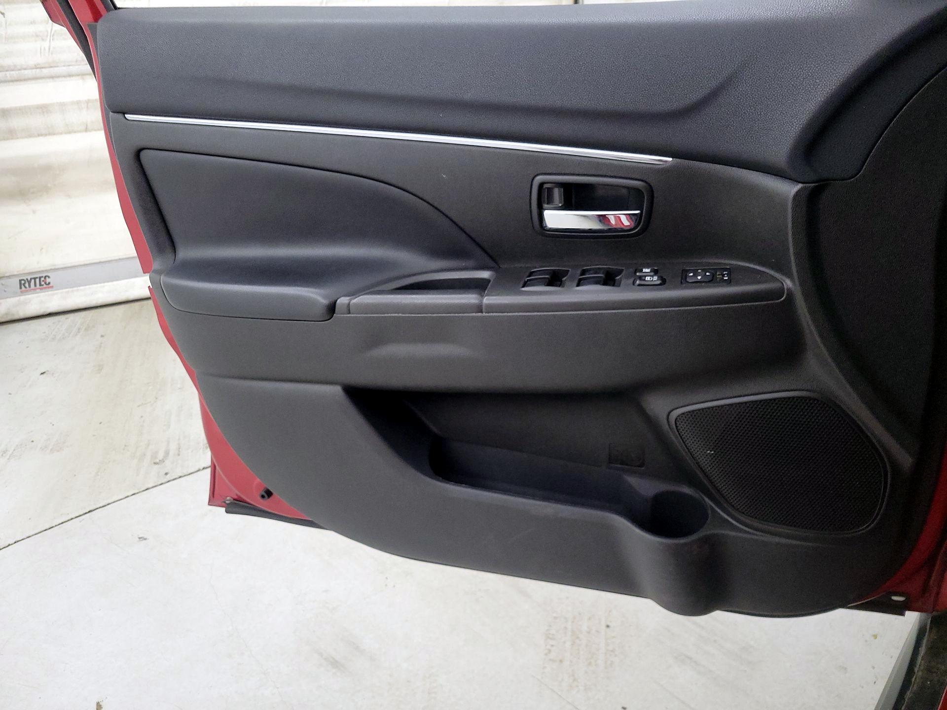 Thumbnail: 2015 Mitsubishi Outlander Sport - 12