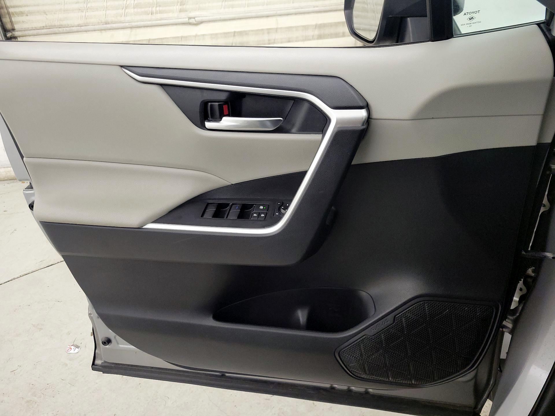 Thumbnail: 2020 Toyota RAV4 - 12