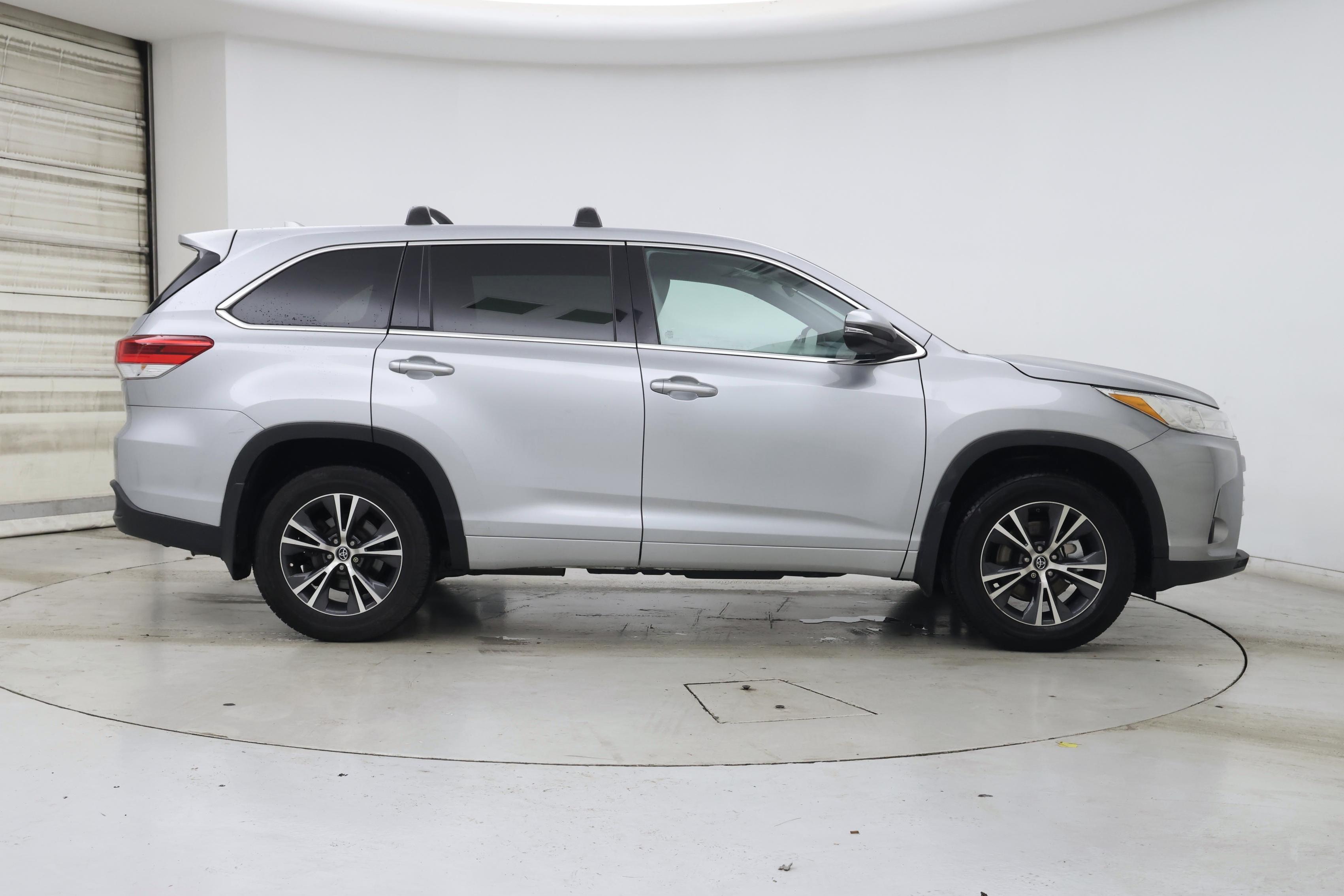 Thumbnail: 2017 Toyota Highlander - 7