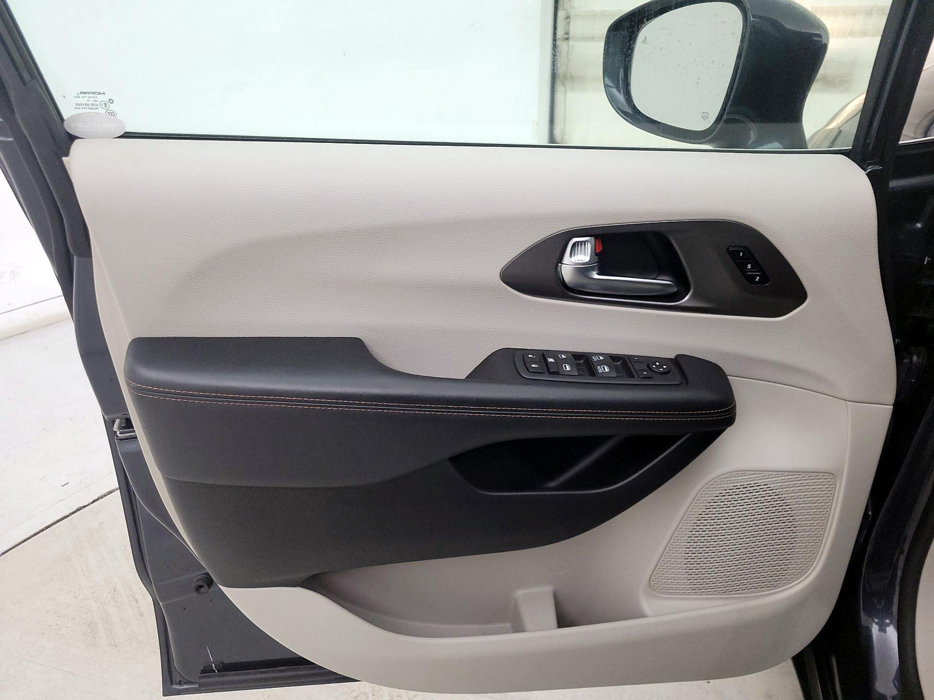 Thumbnail: 2020 Chrysler Pacifica - 12