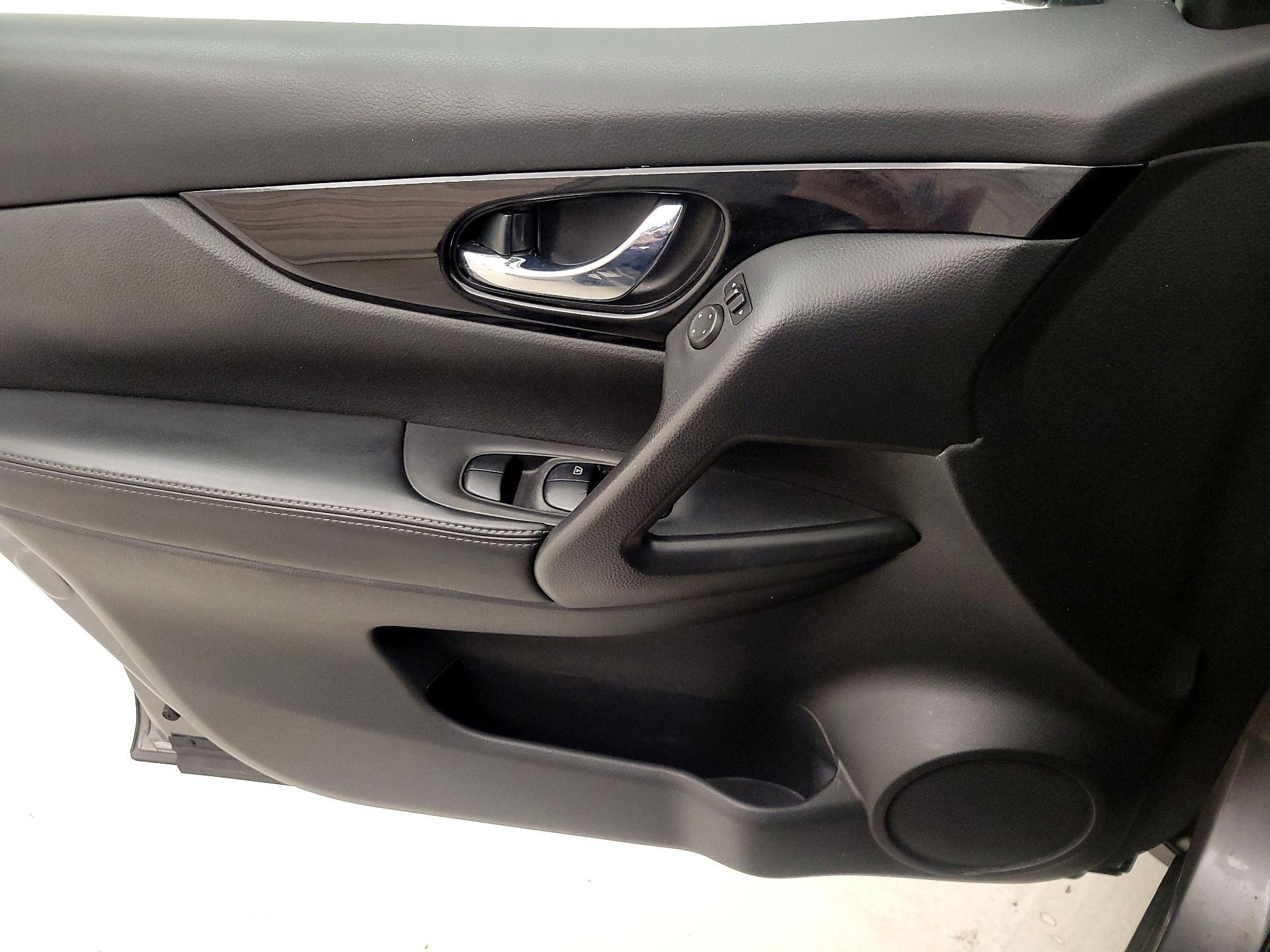 Thumbnail: 2017 Nissan Rogue Sport - 12