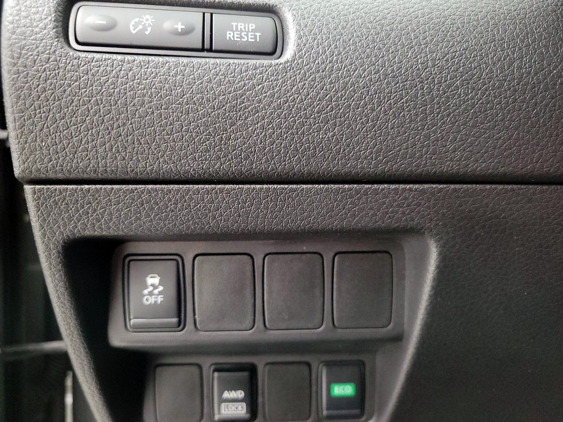 Thumbnail: 2017 Nissan Rogue Sport - 13