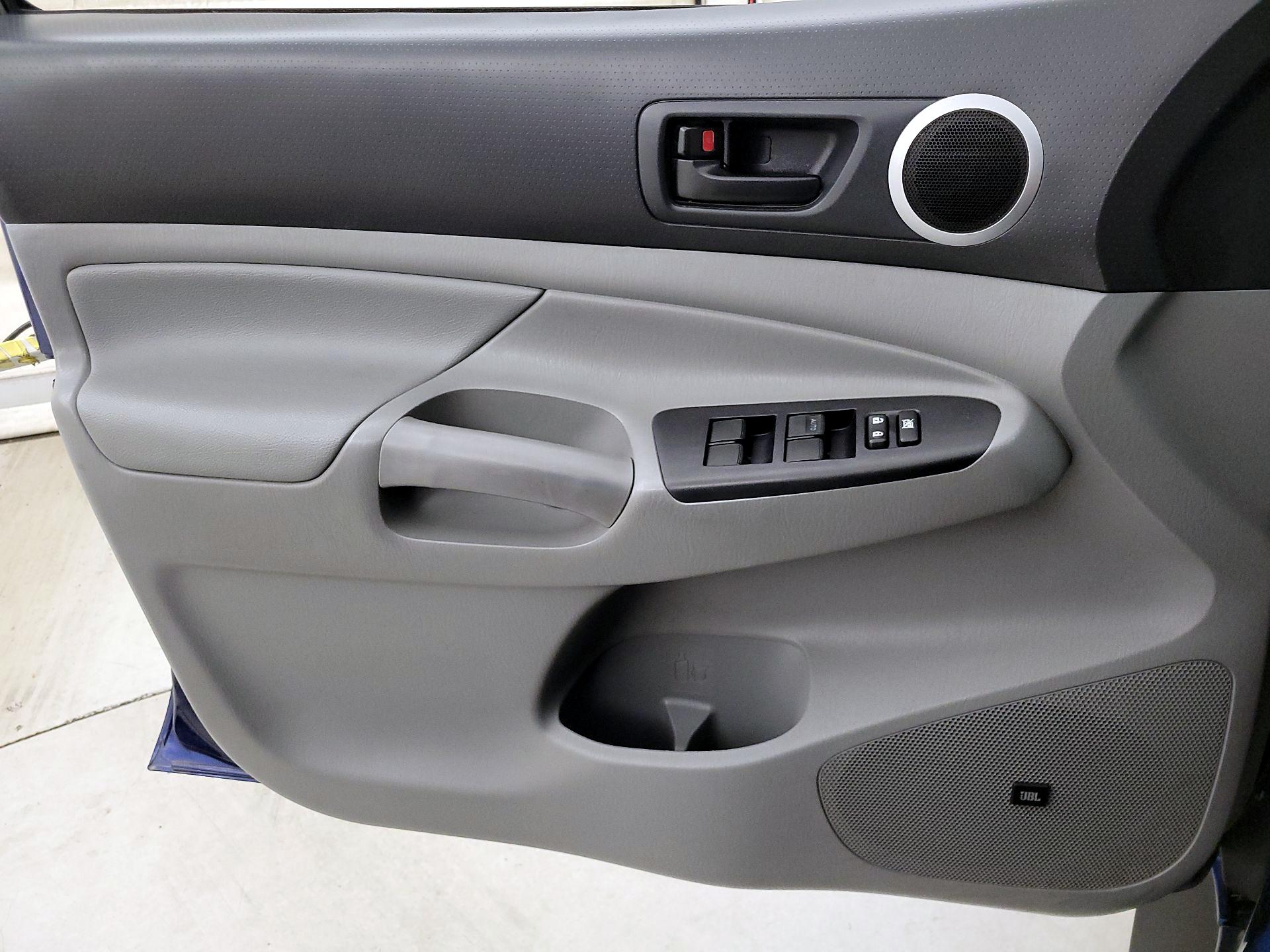 Thumbnail: 2015 Toyota Tacoma - 12