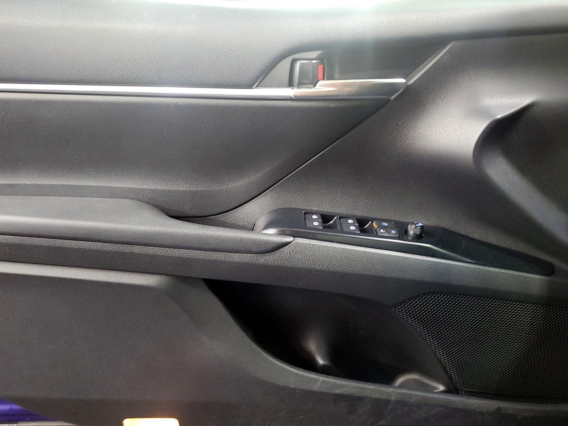 Thumbnail: 2018 Toyota Camry - 12