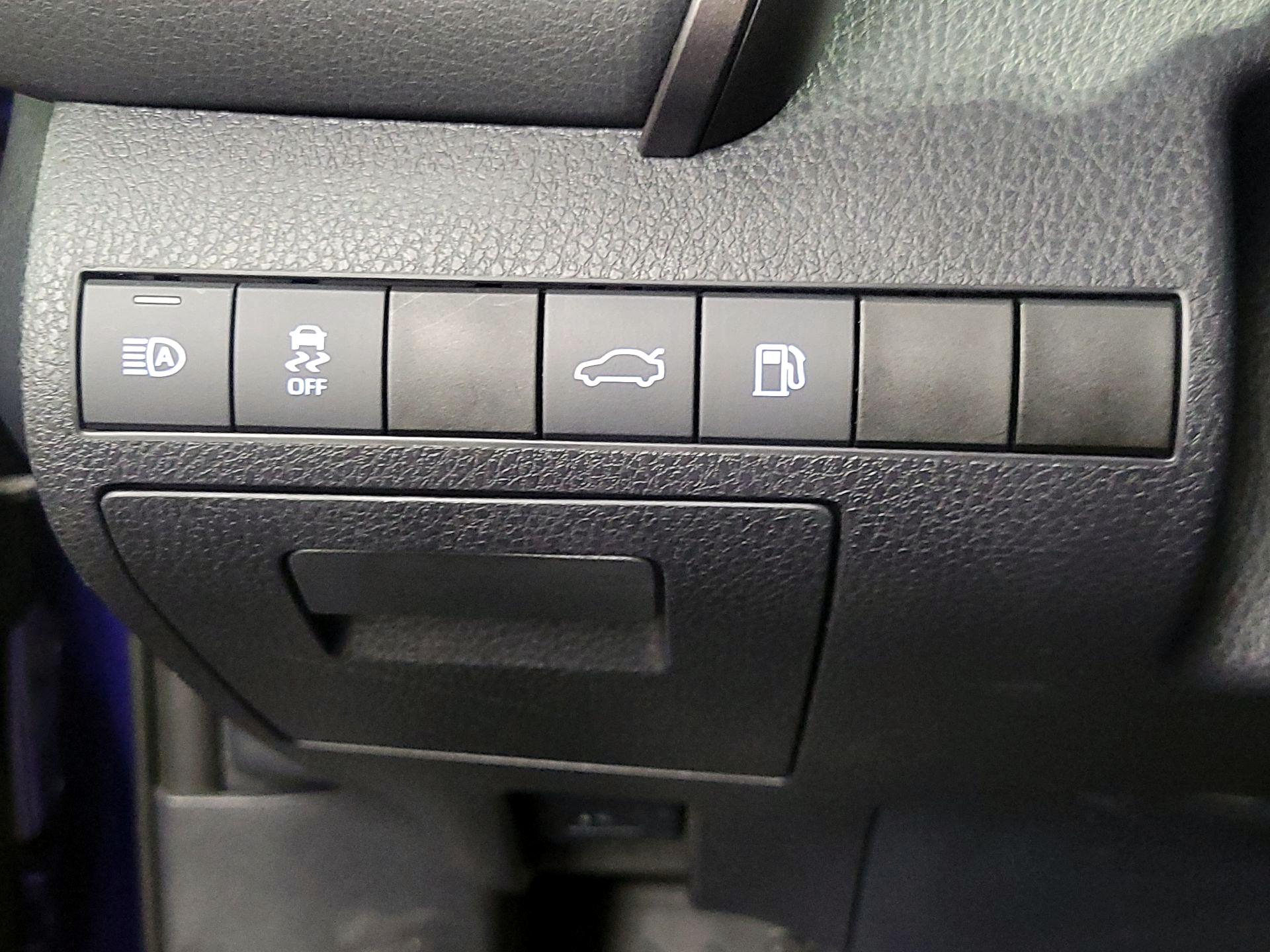 Thumbnail: 2018 Toyota Camry - 13