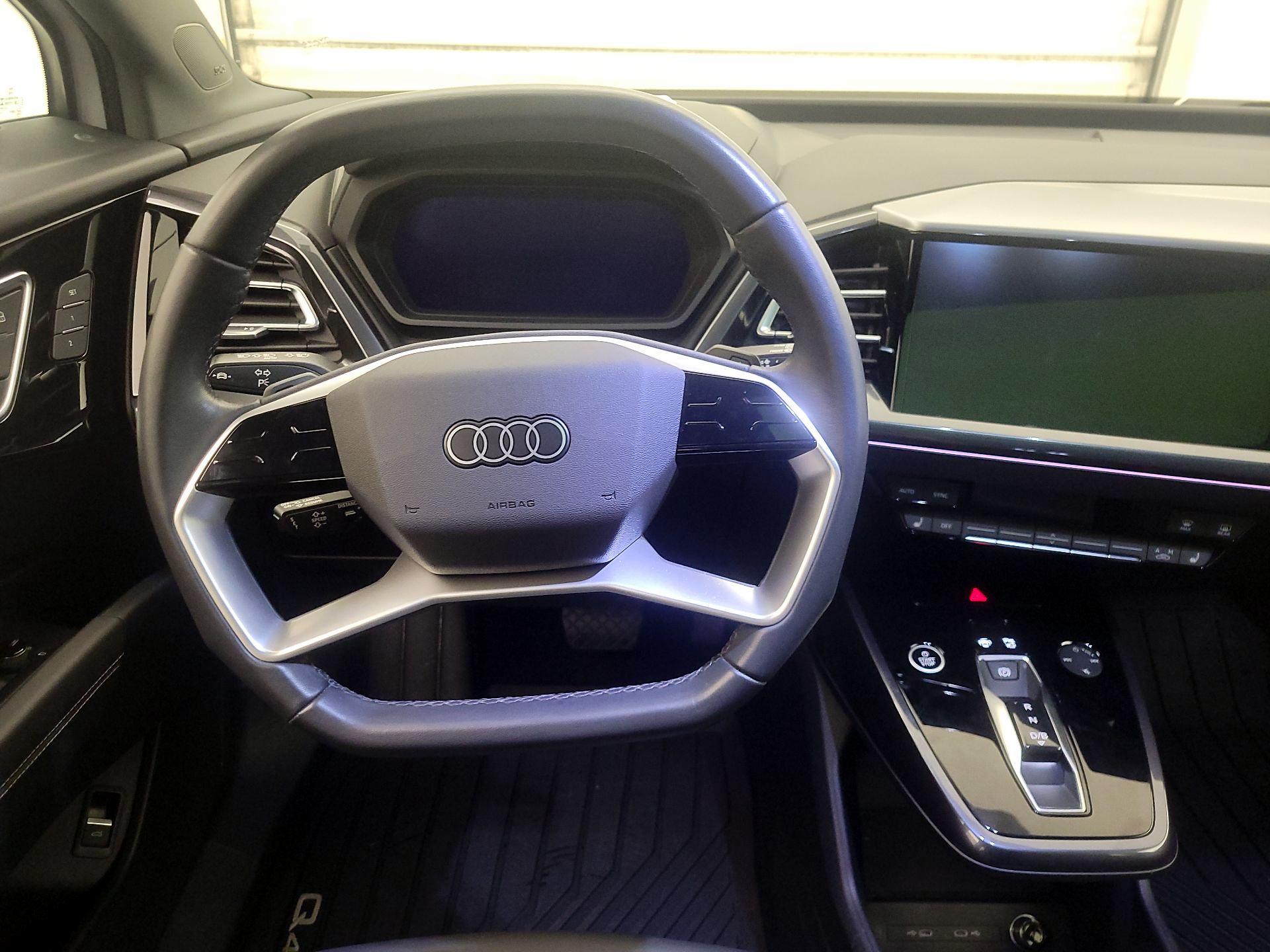 Thumbnail: 2022 Audi Q4 e-tron - 10