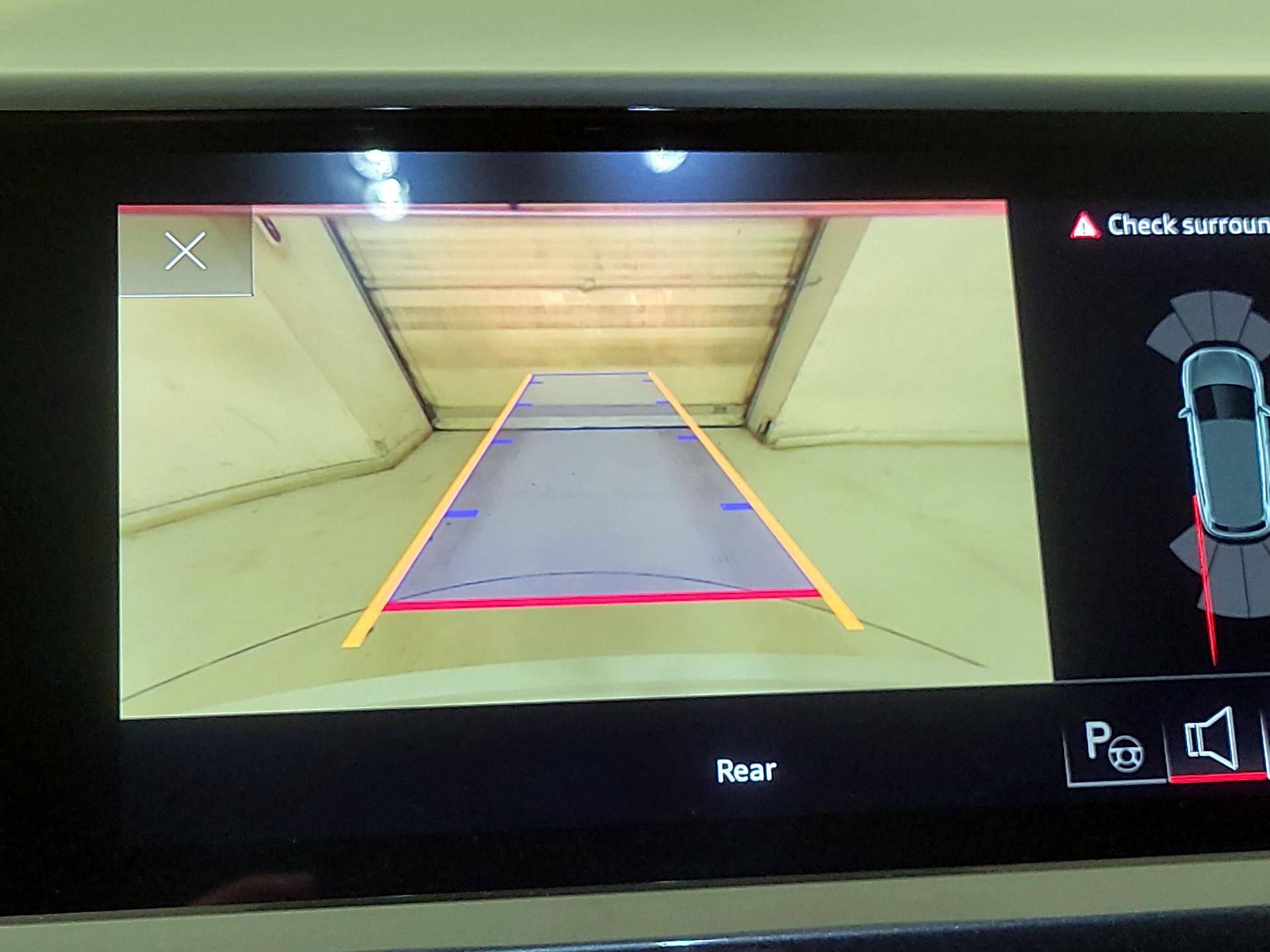 Thumbnail: 2022 Audi Q4 e-tron - 14