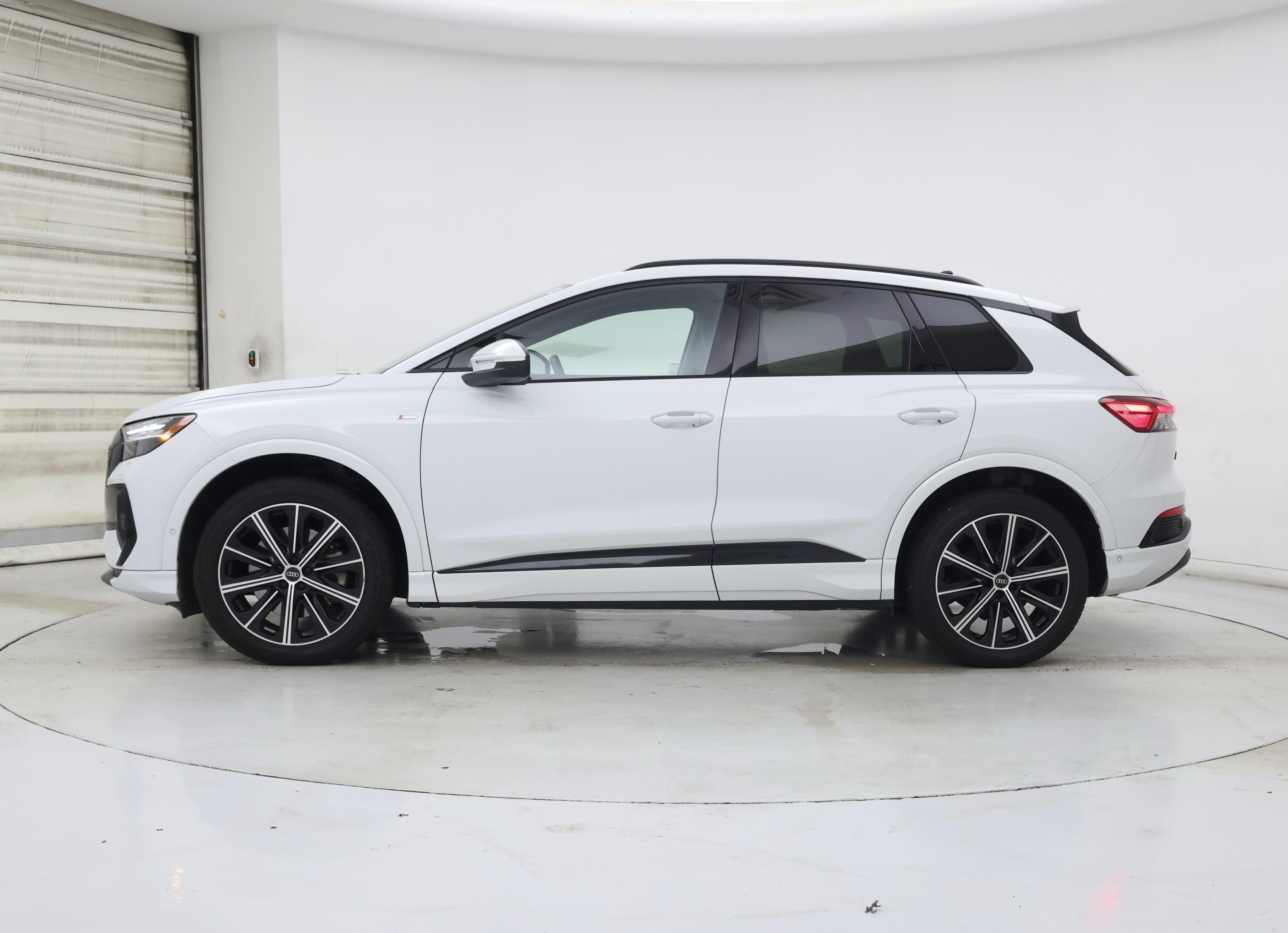 Thumbnail: 2022 Audi Q4 e-tron - 3