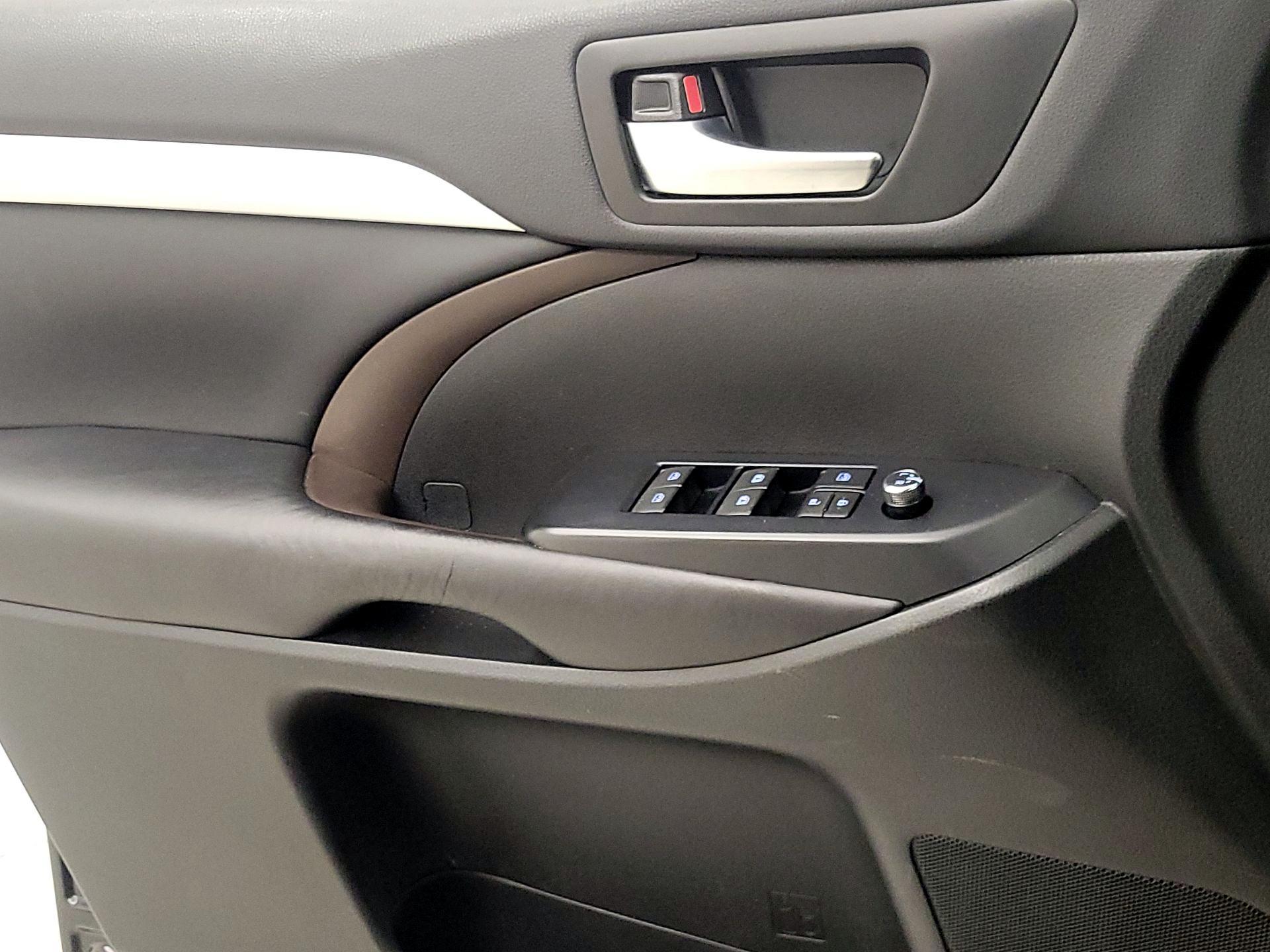 Thumbnail: 2019 Toyota Highlander - 12