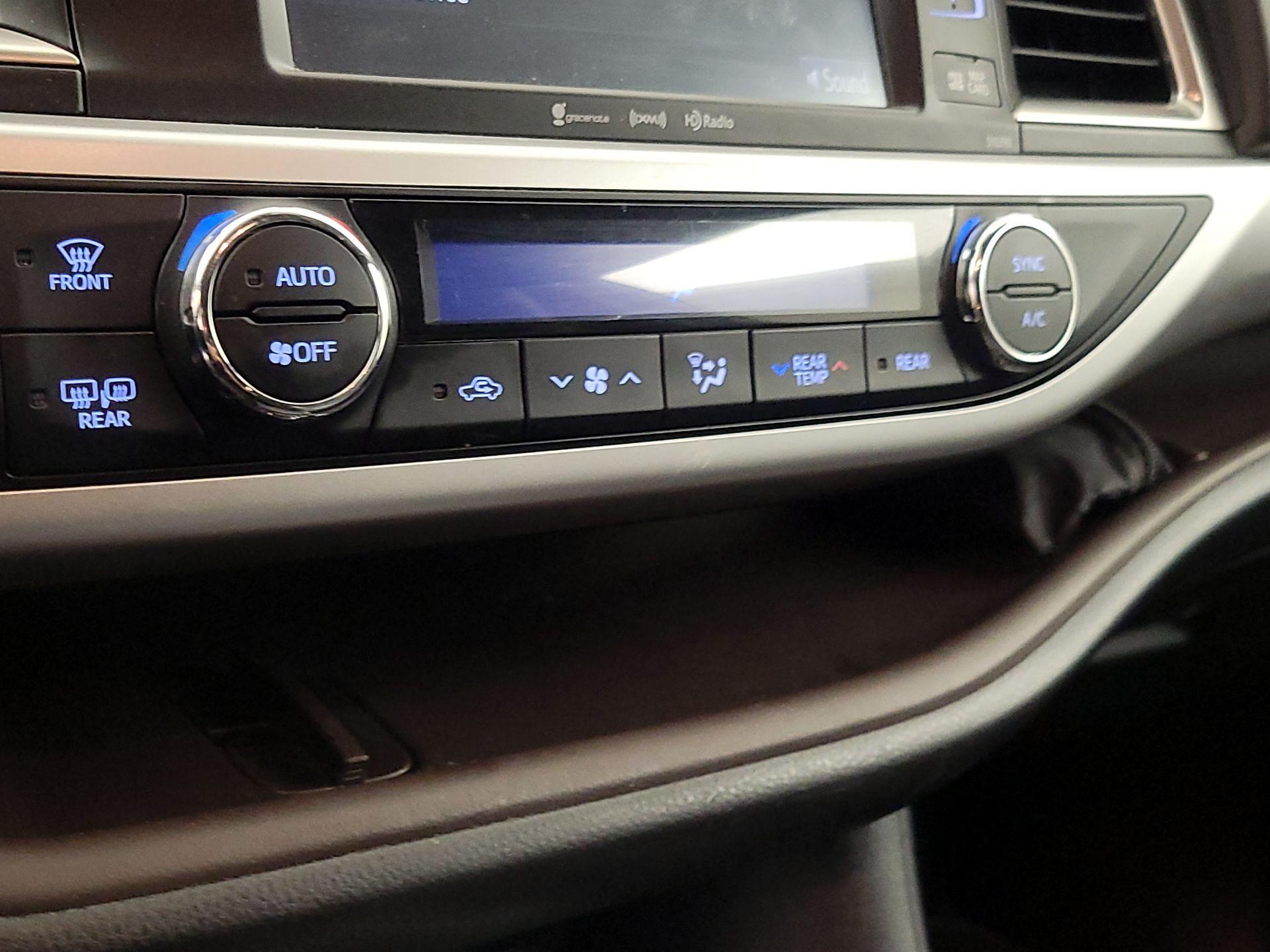 Thumbnail: 2019 Toyota Highlander - 16