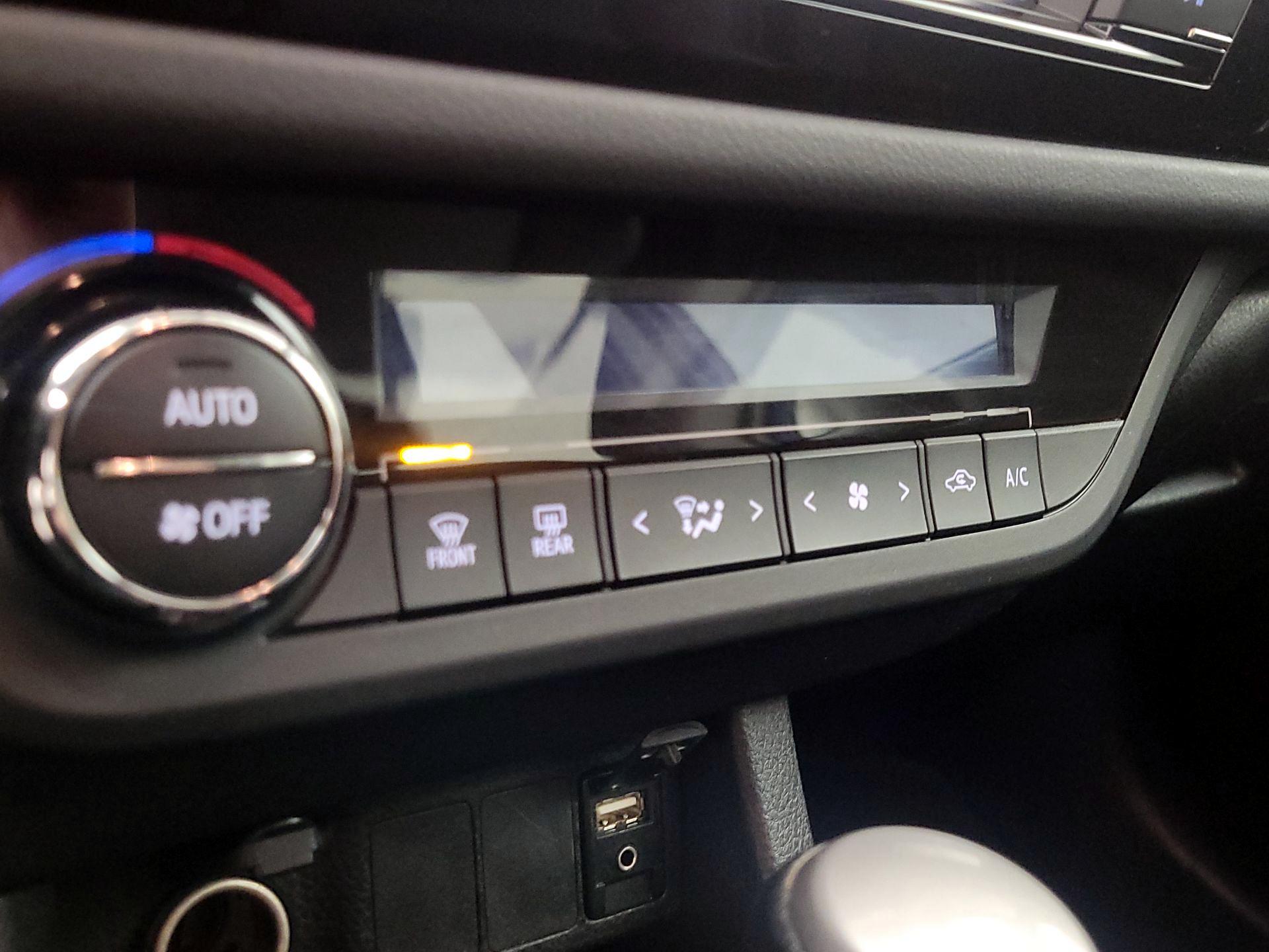 Thumbnail: 2015 Toyota Corolla - 16