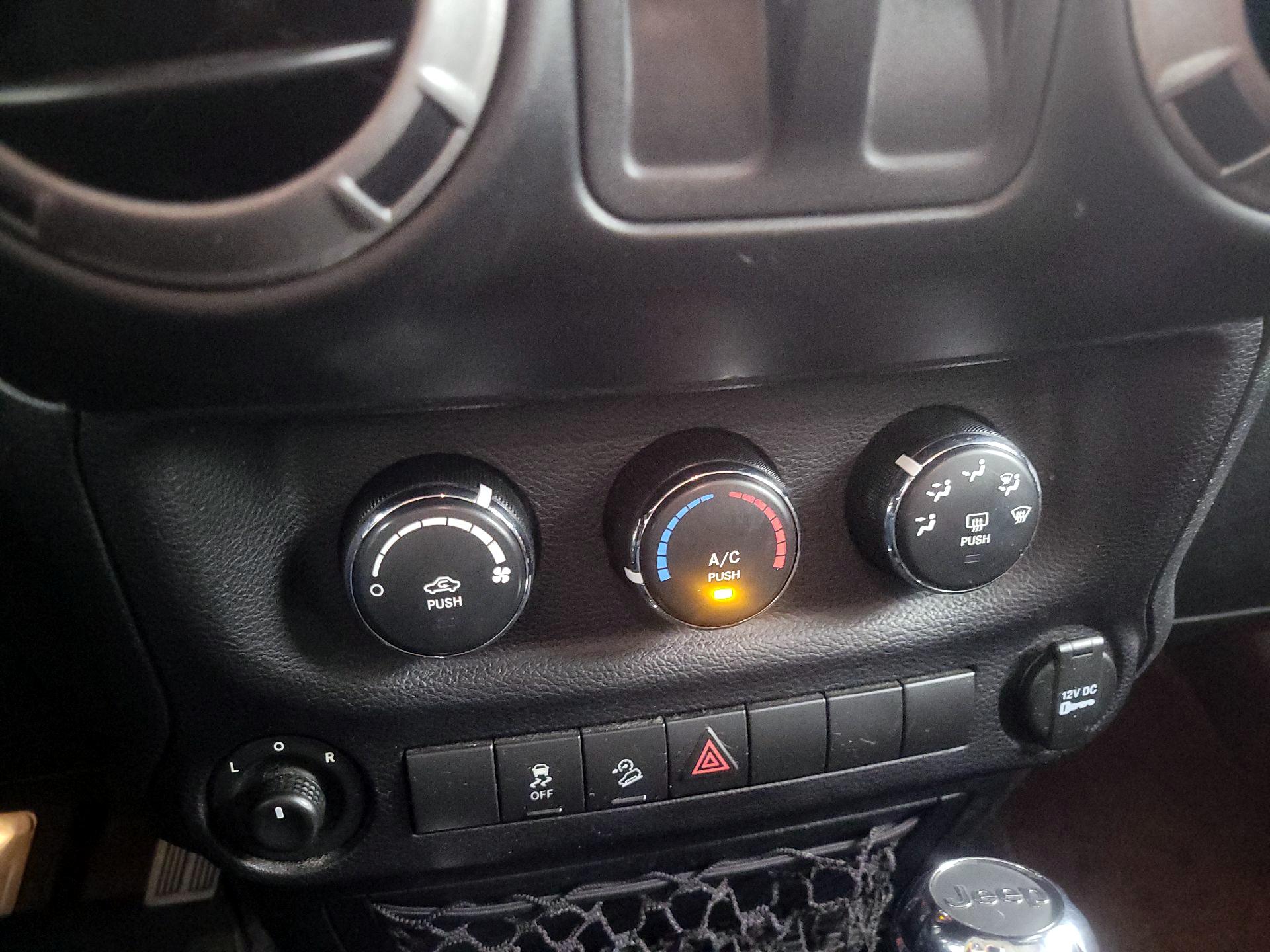 Thumbnail: 2016 Jeep Wrangler - 14