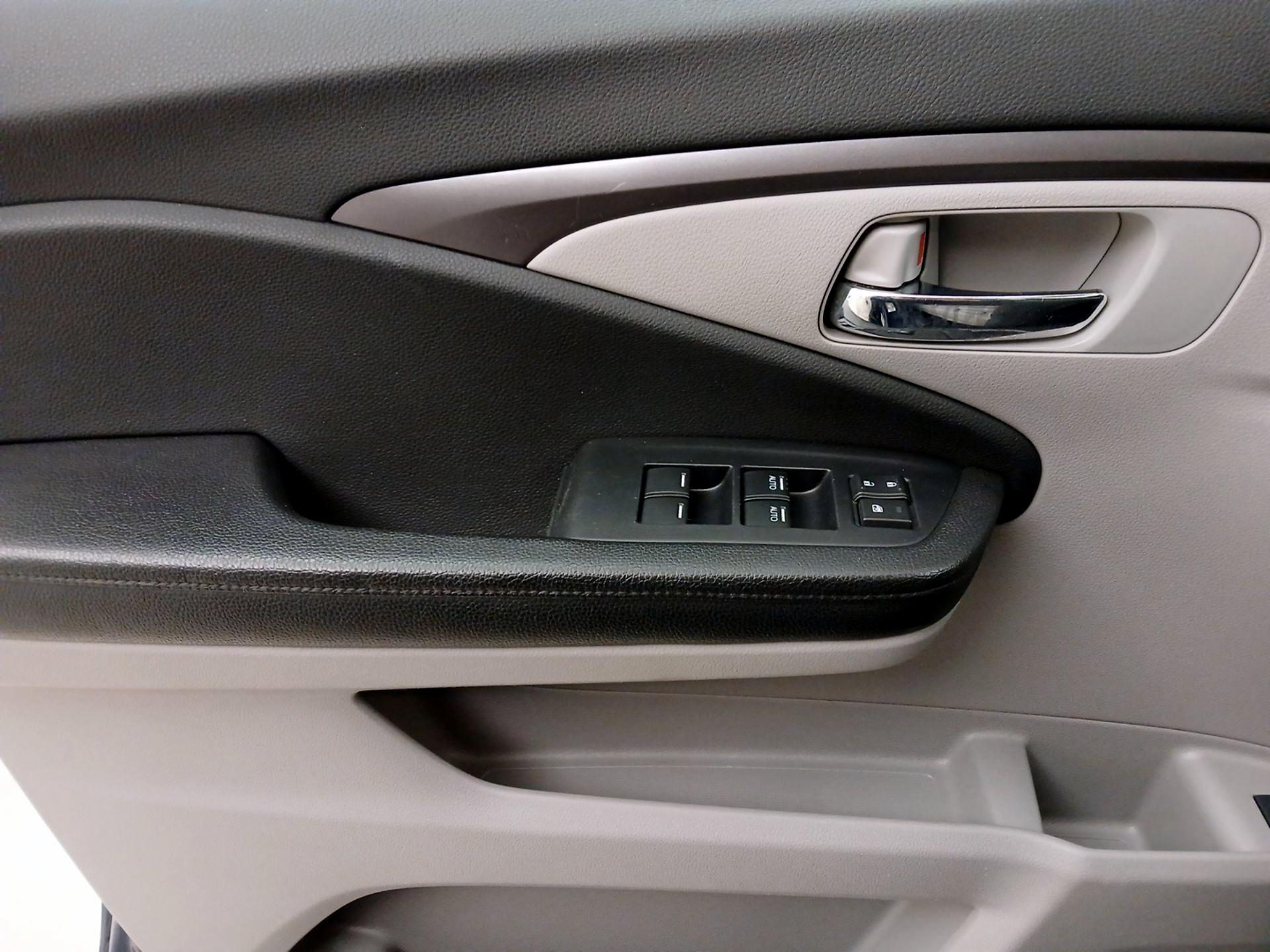 Thumbnail: 2016 Honda Pilot - 12