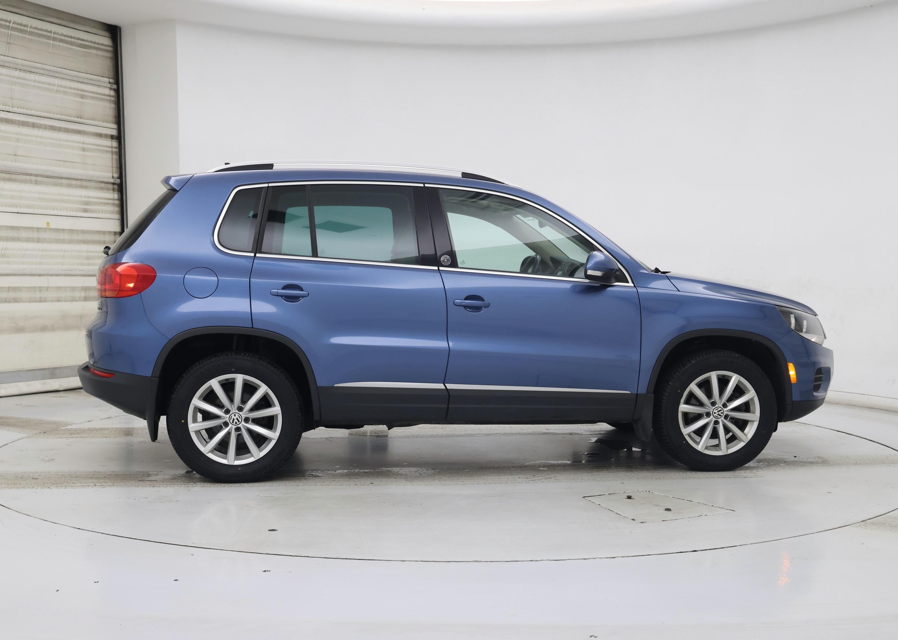 Thumbnail: 2017 Volkswagen Tiguan - 7