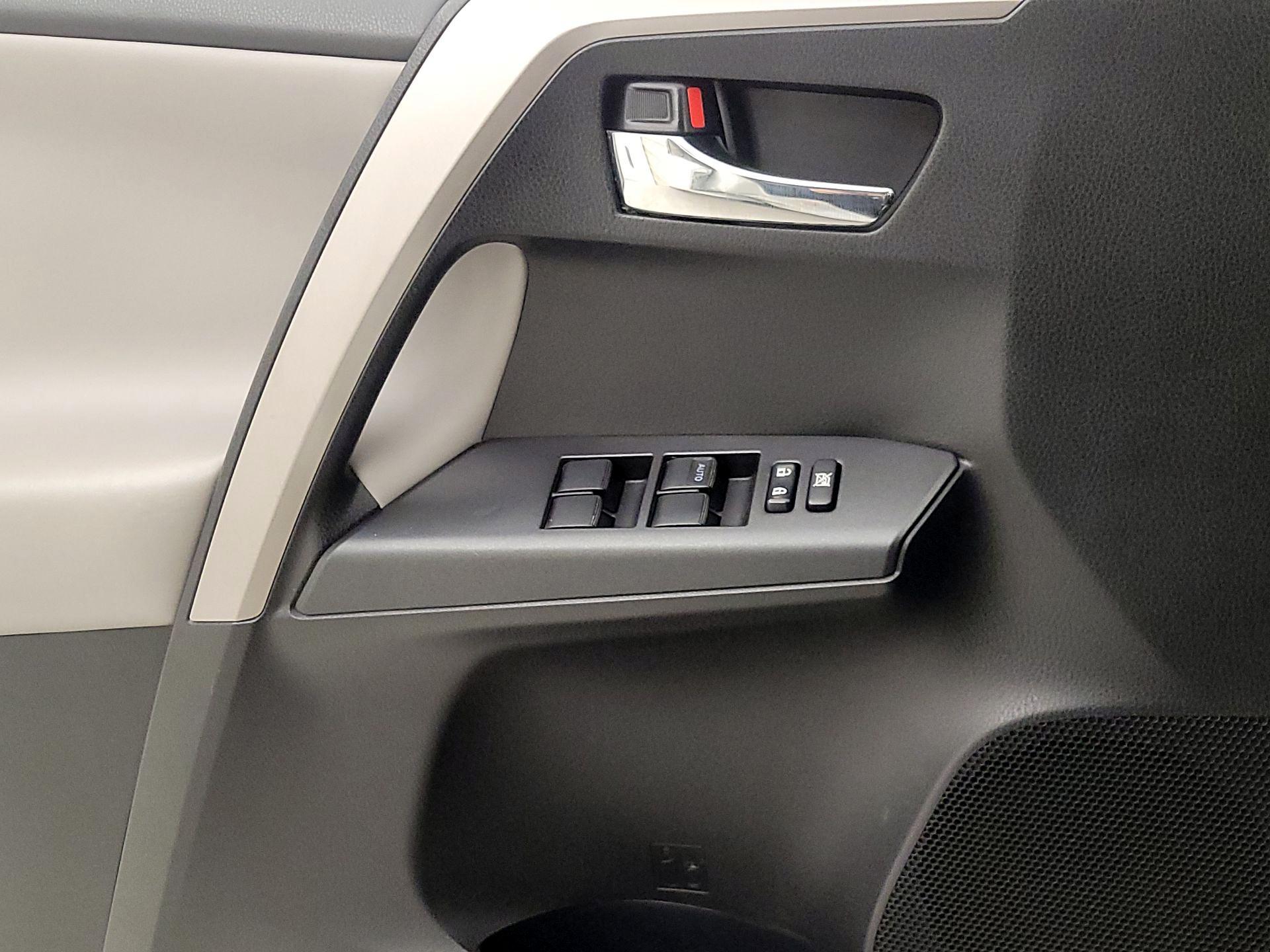 Thumbnail: 2018 Toyota RAV4 - 12