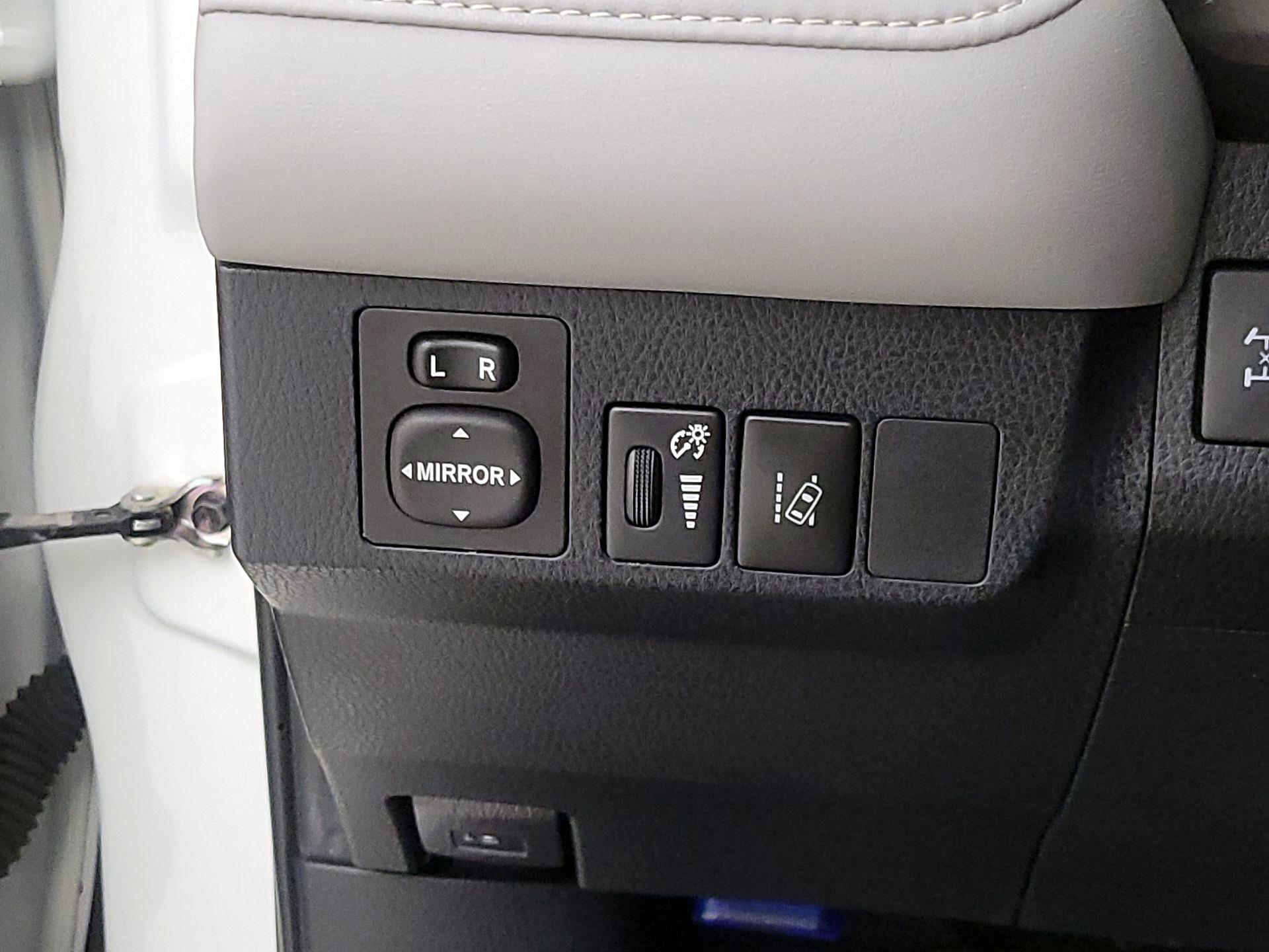 Thumbnail: 2018 Toyota RAV4 - 13