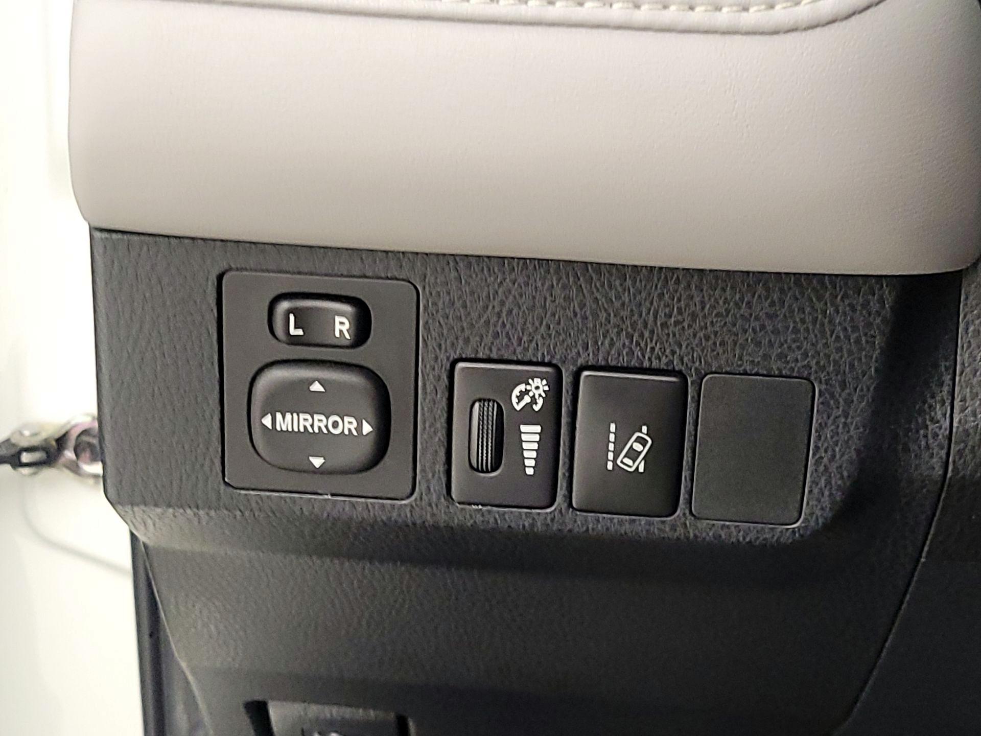 Thumbnail: 2018 Toyota RAV4 - 14