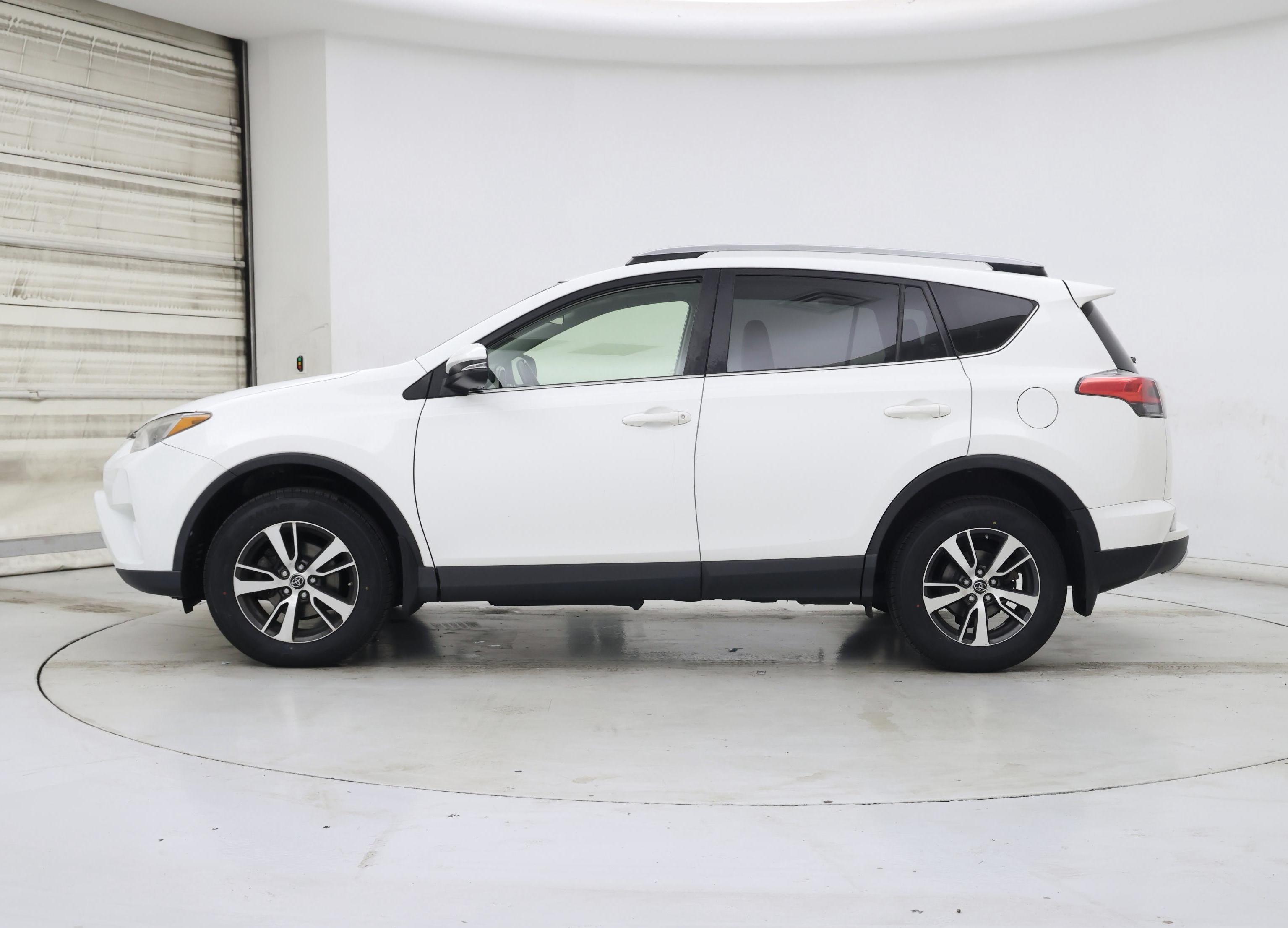 Thumbnail: 2018 Toyota RAV4 - 3