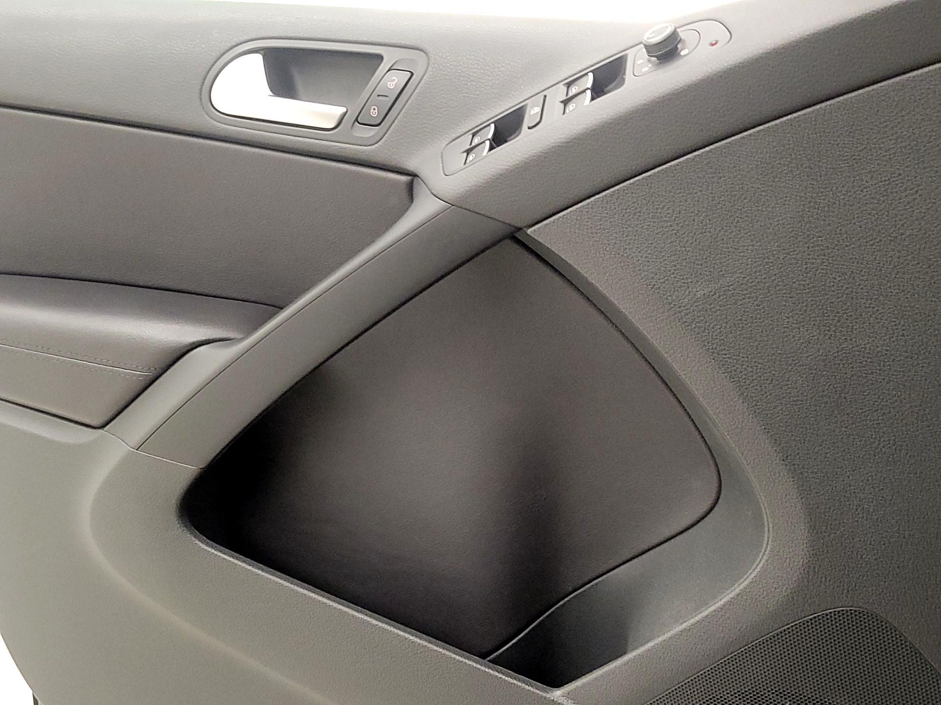 Thumbnail: 2016 Volkswagen Tiguan - 12