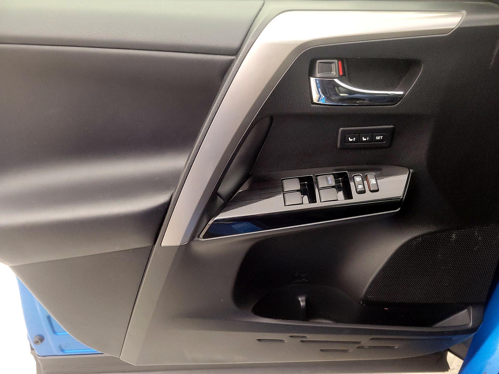 Thumbnail: 2018 Toyota RAV4 - 12