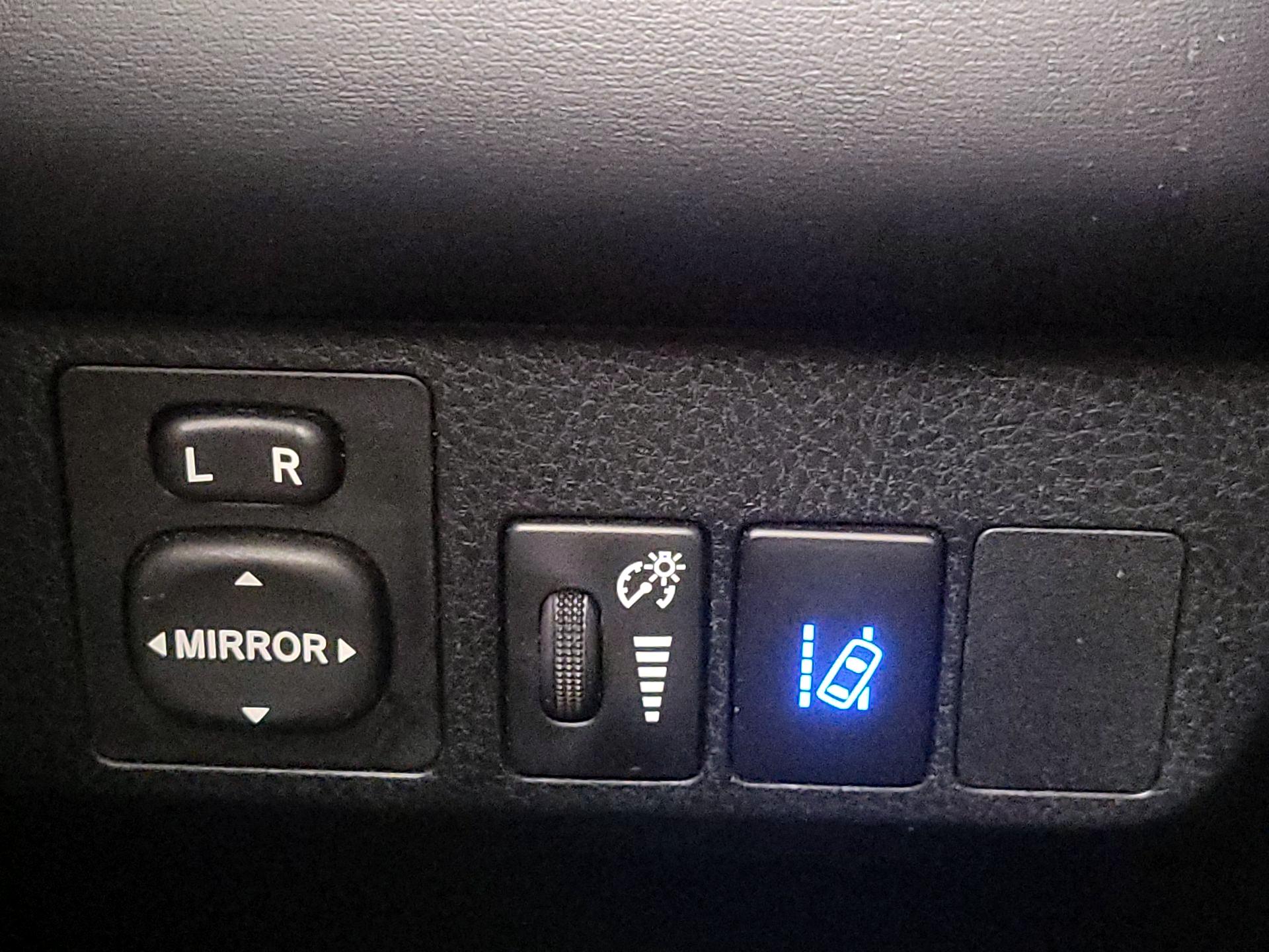 Thumbnail: 2018 Toyota RAV4 - 13