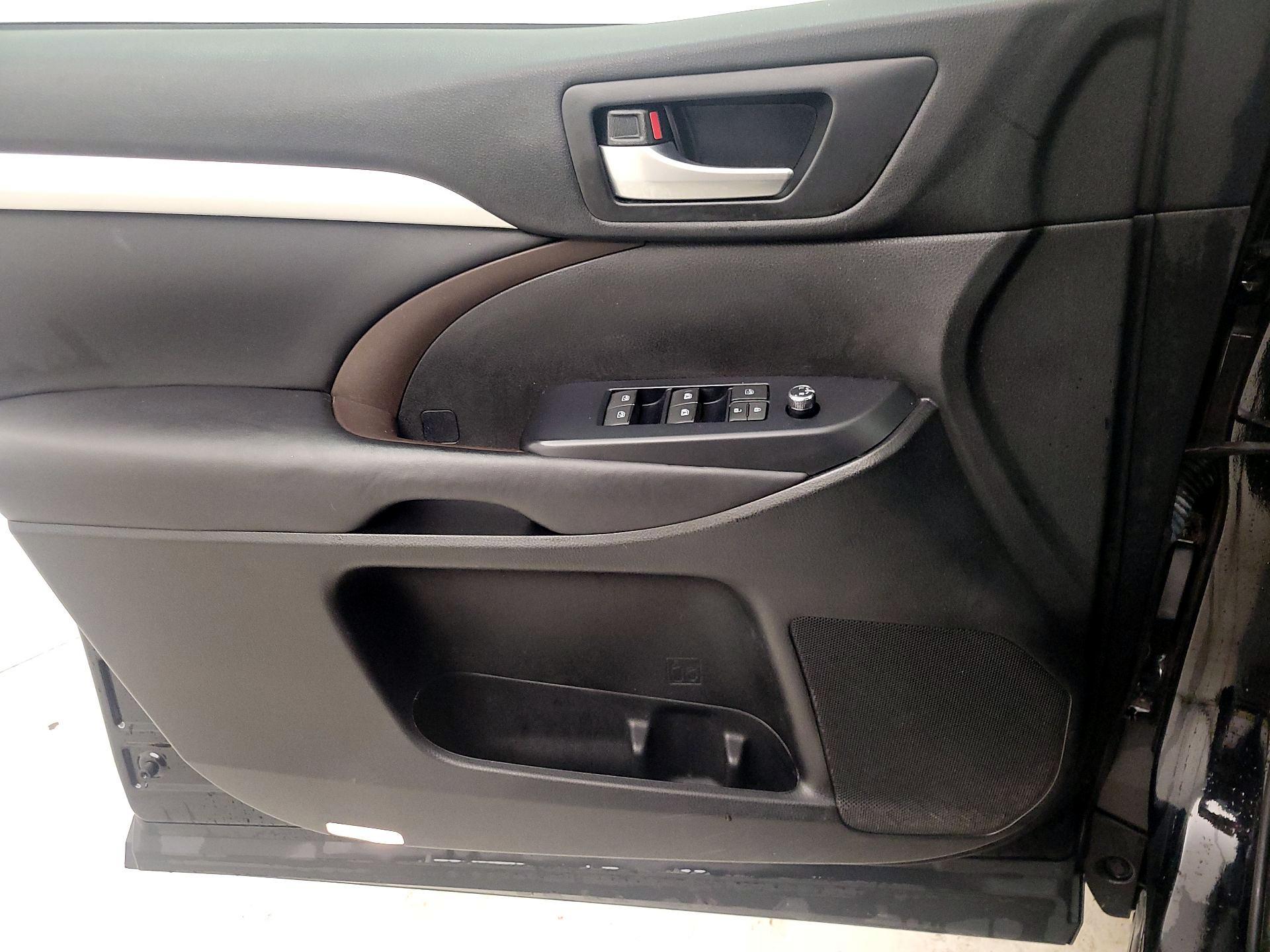 Thumbnail: 2017 Toyota Highlander - 12