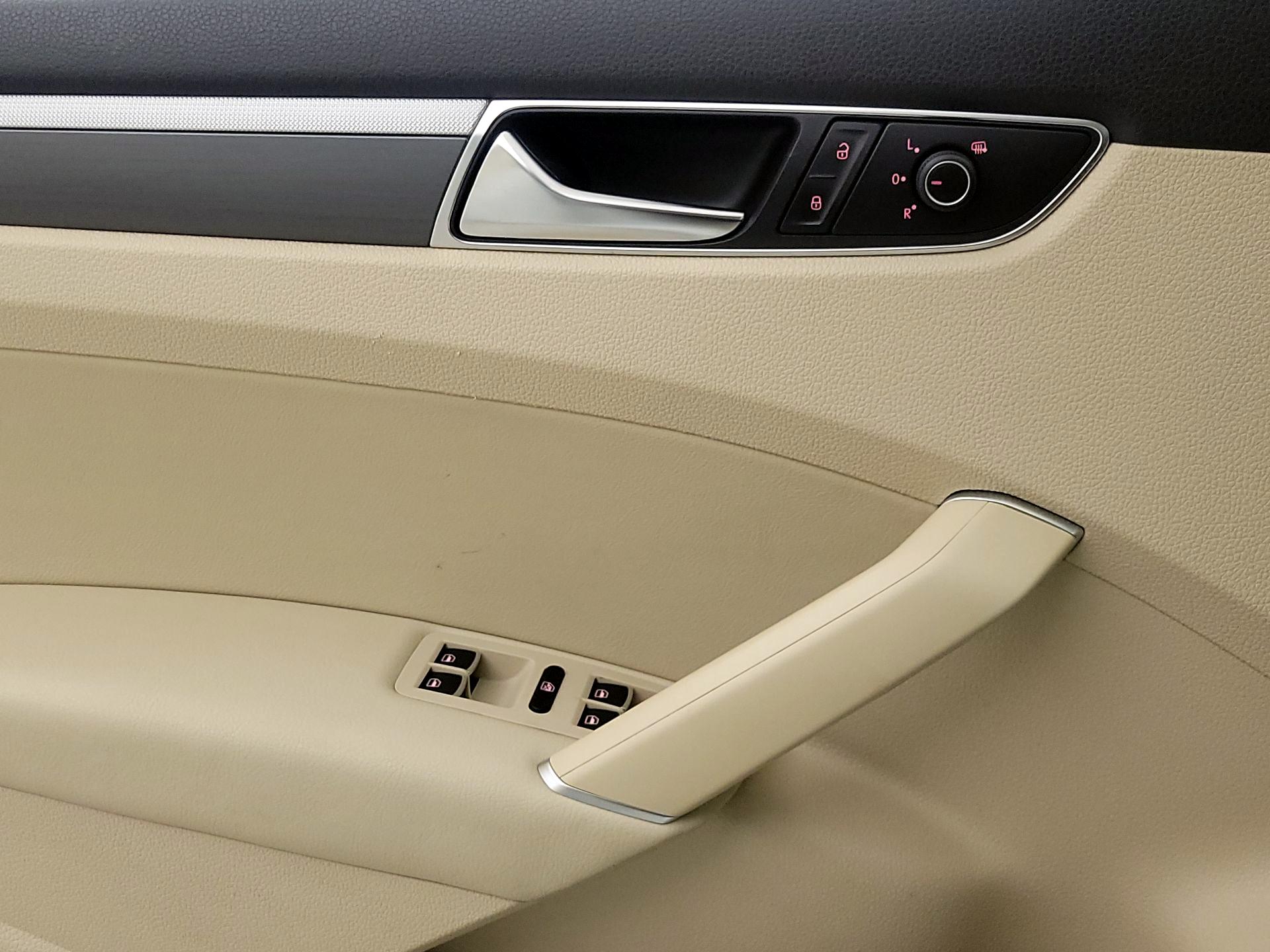 Thumbnail: 2017 Volkswagen Passat - 12