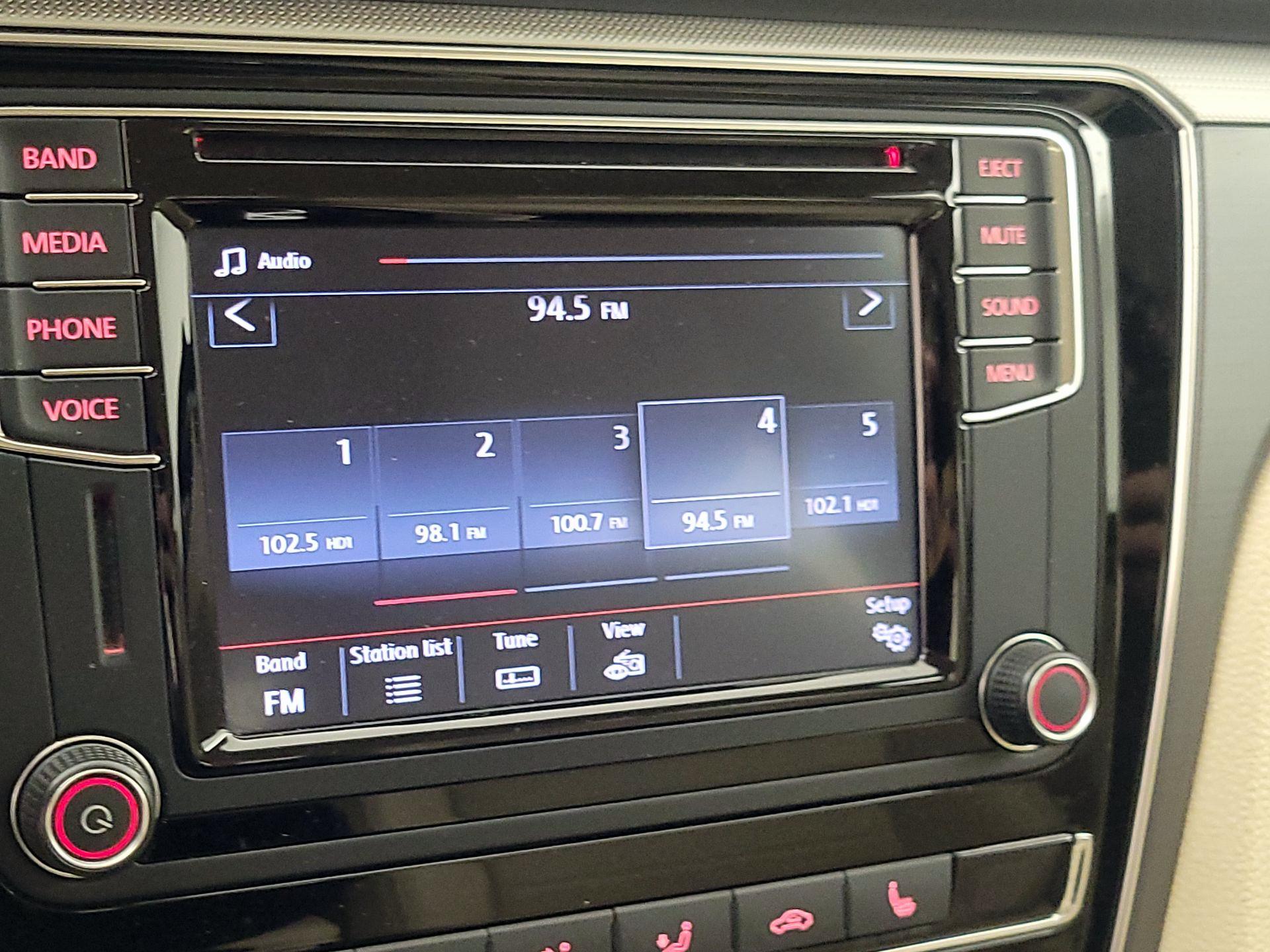 Thumbnail: 2017 Volkswagen Passat - 15