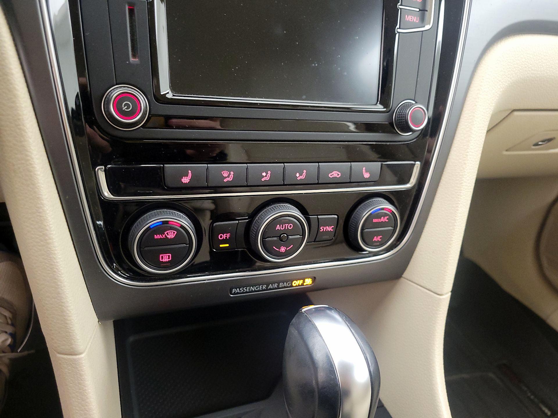 Thumbnail: 2017 Volkswagen Passat - 16